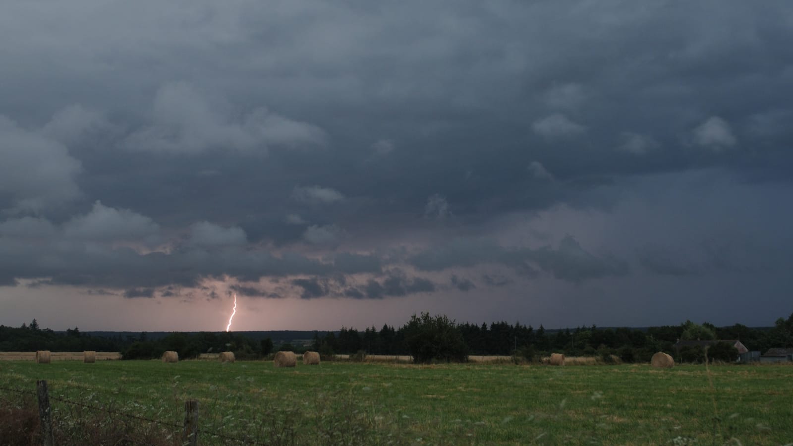 Vu depuis les hauteurs d'Azay-le-Rideau : impact positif lors du passage matinal du front orageux qui a balayé la touraine au levé du jour. - 02/07/2018 06:45 - michel mattei