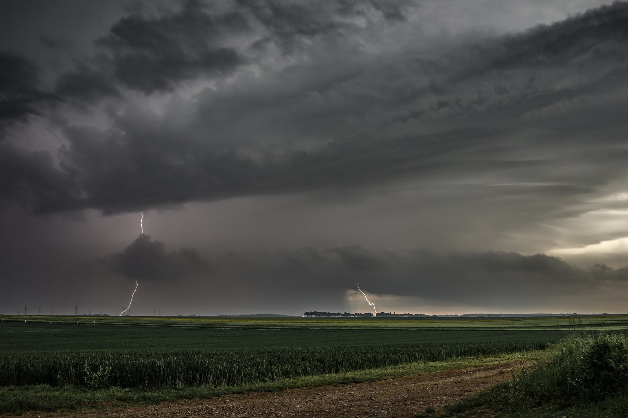 Belle supercellule dans les environs de Chartres il y a quelques dizaines de minutes... D'abord immobile cette dernière s'est ensuite déplacée vers chartres, grêle et fortes pluies à son passage. - 03/05/2025 18:00 -  @JouinLony