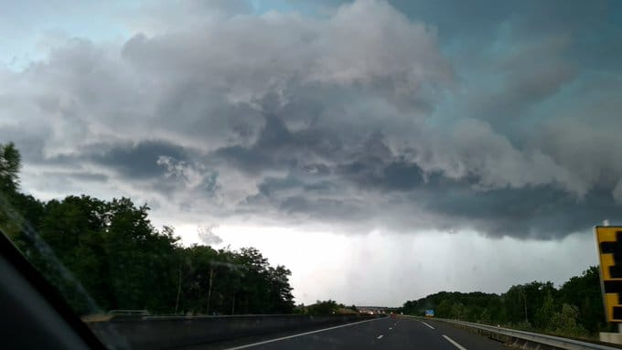 Frontière entre le #LoiretCher et l' #IndreetLoire  sur l'A85 vers 15h15 cet après-midi. Suite à cela énorme averse avec grêle et vent. Température de 29 à 16° !! - 04/06/2022 16:00 -  @nonette41