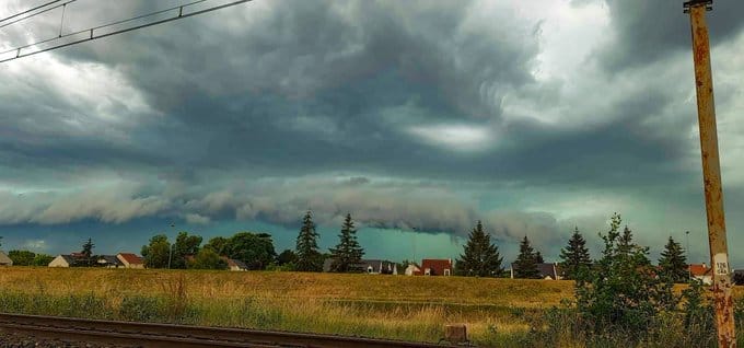 La supercellule d’un peu moins proche sur la commune de Saint-Jean-le-Blanc, dans le Loiret. - 04/06/2022 16:00 -  @Clement87270