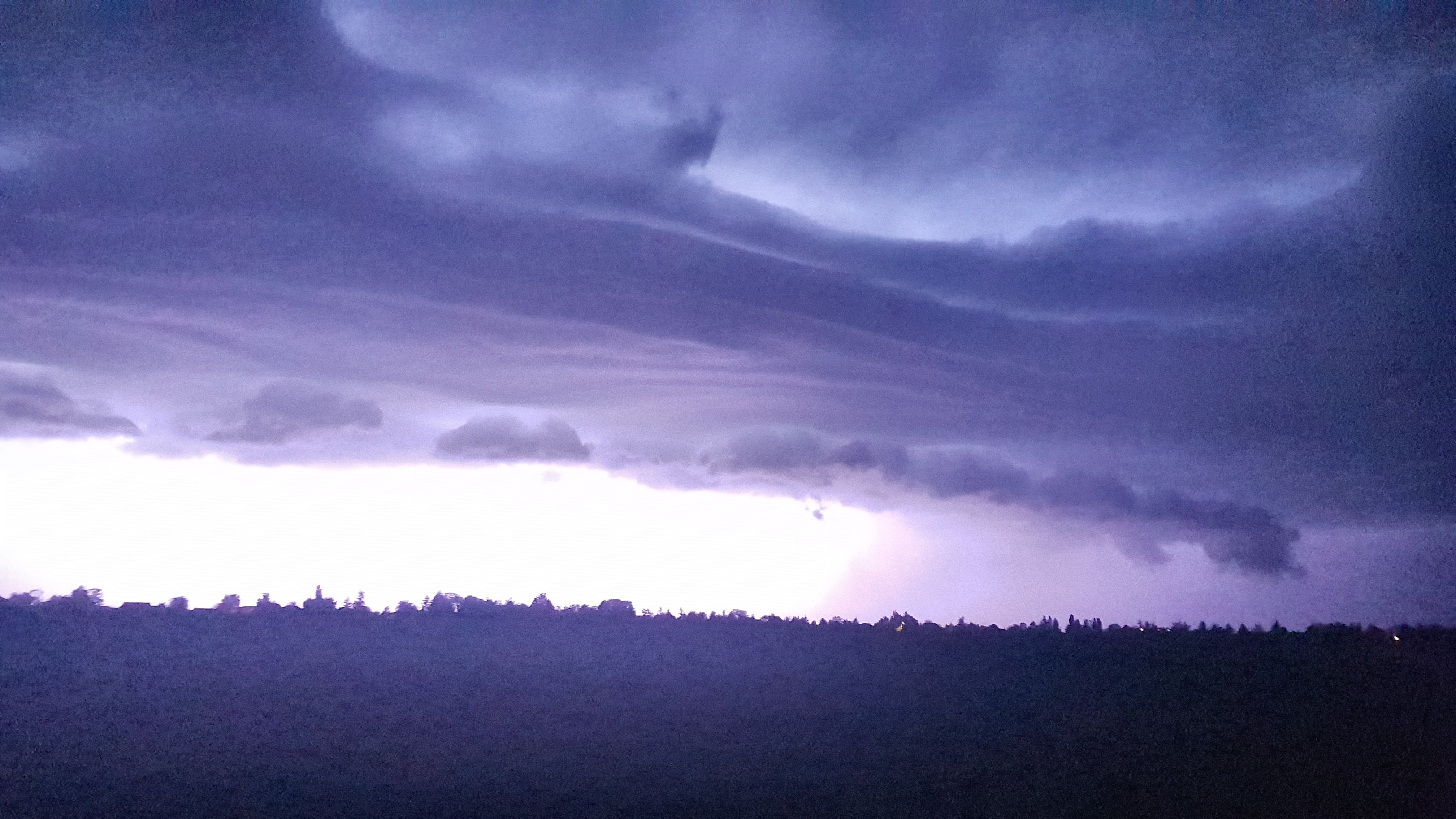 Arcus multicouche arrivant sur la commune d'Issoudun dans l'Indre - 06/05/2023 23:07 - Andrea Pirrotta