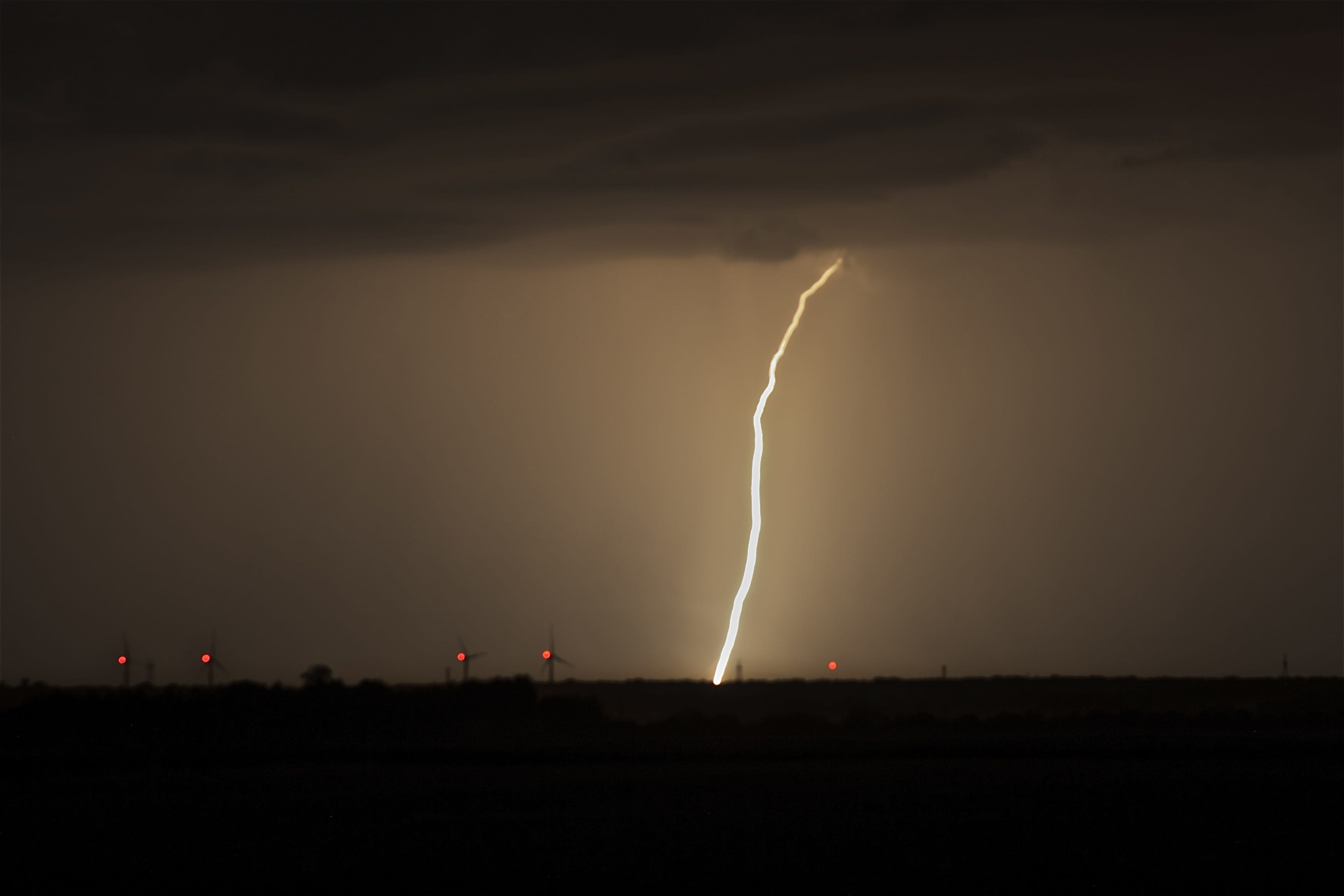 Arcay (18) - Deuxième orage en approche, au dessus de l'Indre à plusieurs dizaines de kilomètres, grondements abondants, nombreux positifs, lumière puissante, activité électrique soutenue. Cependant l'orage va s'éteindre en entrant dans le département du Cher. - 07/07/2019 00:58 - Bruno CREUGNY