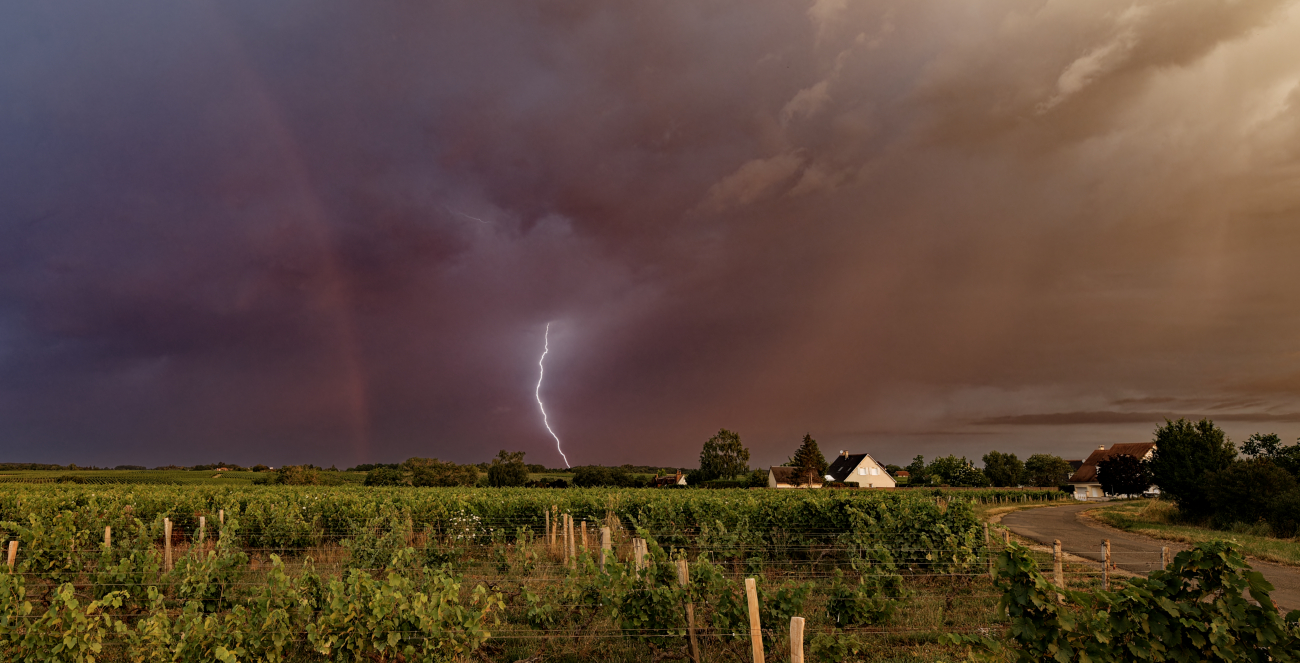 Cellule orageuse, dimanche matin au levé du soleil entre 6H et 6H30 prise a Vouvray en direction de l'ouest, avec un bout d'arc en ciel rose. - 09/07/2023 06:20 - julien moisy