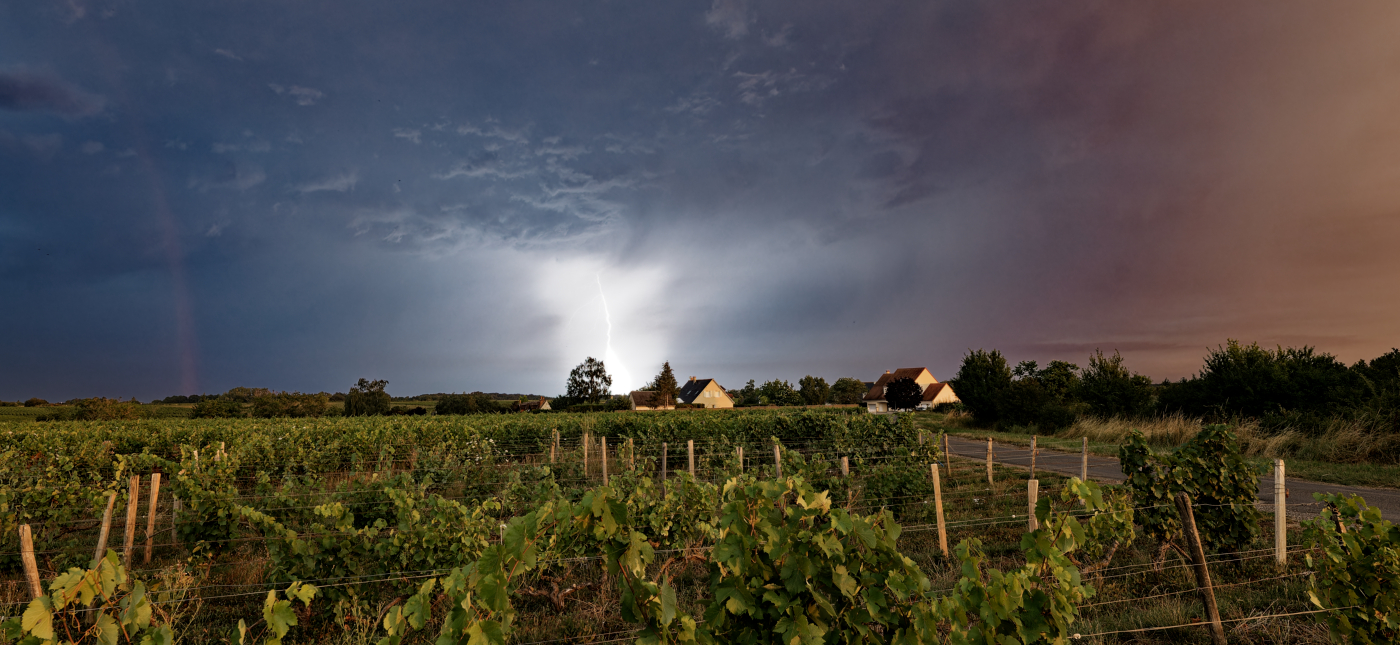 cellule orageuse dimanche matin au levé du soleil avec arc en ciel rose, Vouvray (37) en direction de l'ouest - 09/07/2023 06:25 - julien moisy