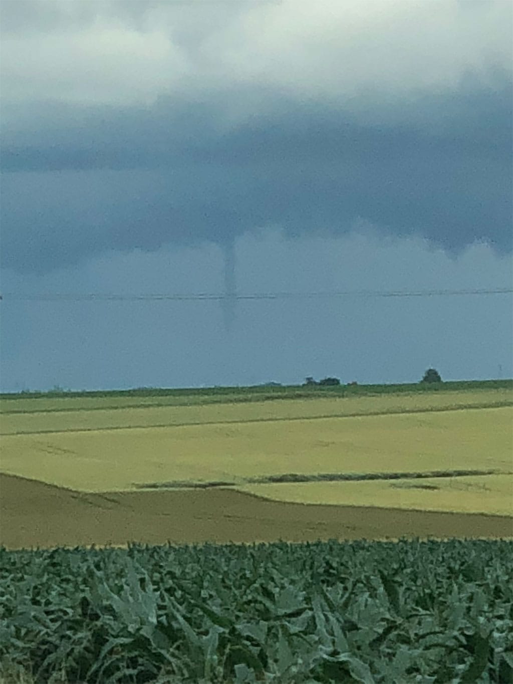 Formation d’une petite tornade au alentour d’artenay(45) - 11/06/2018 16:30 - Jerome Croix