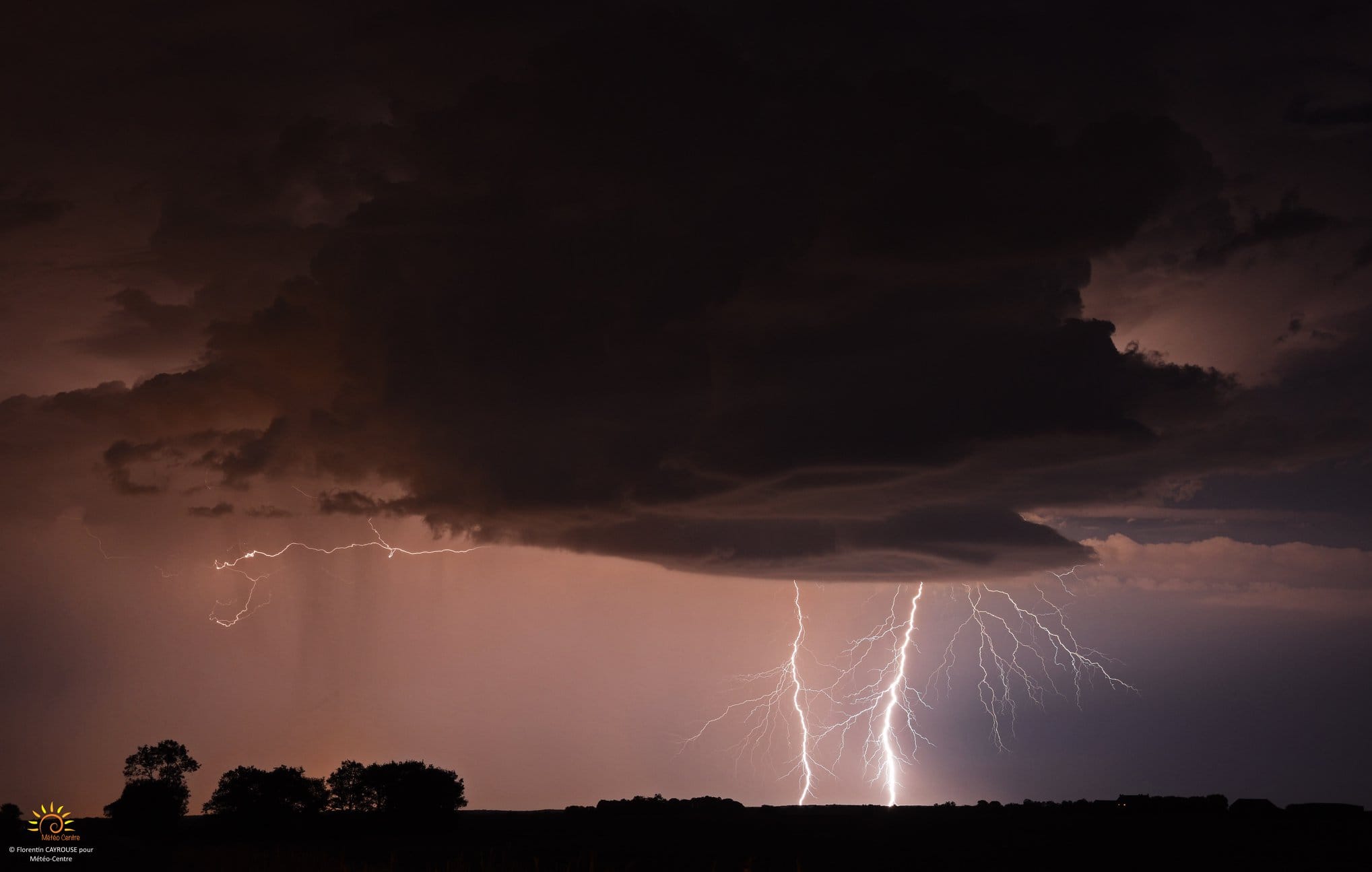 Sublime structure orageuse observée ce dimanche soir au Sud Est de Châteauroux, vers 22h45, avec deux impacts de foudre ramifiés - 12/08/2018 22:45 - Flo Crse