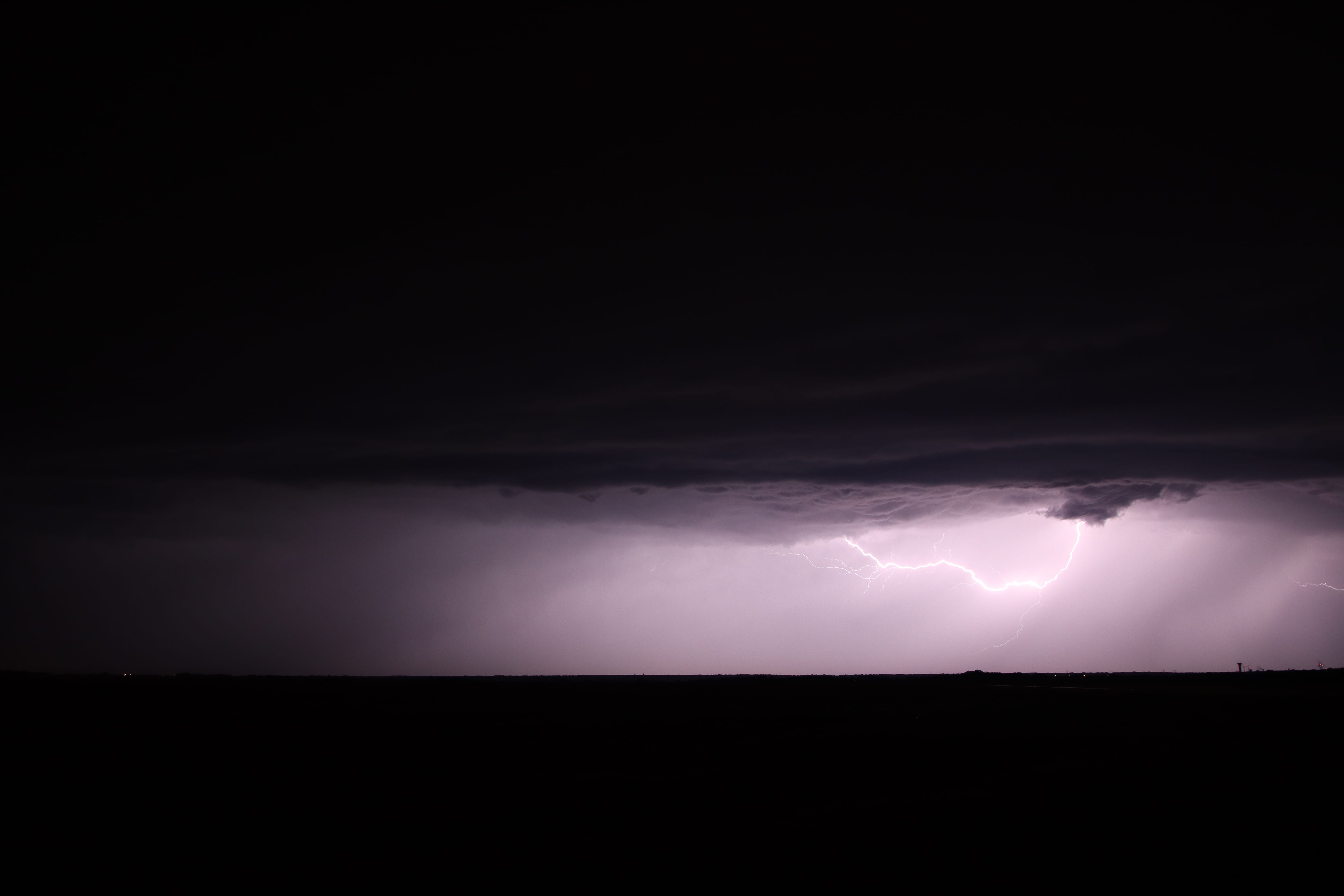 Saint-Caprais (18), 15km au sud ouest de Bourges. Une ligne d'orages faibles venant du sud. A l'approche de ma position les éclairs inter-nuageux deviennent de plus fréquents. Les orages annoncés de la vigilance orange débutent vraiment, quel spectacle, mais les éclairs ne veulent pas se montrer ou très peu. Le vent se lève et souffle assez fort, les torrents d'eau vont suivre. - 12/08/2020 22:39 - Bruno Creugny