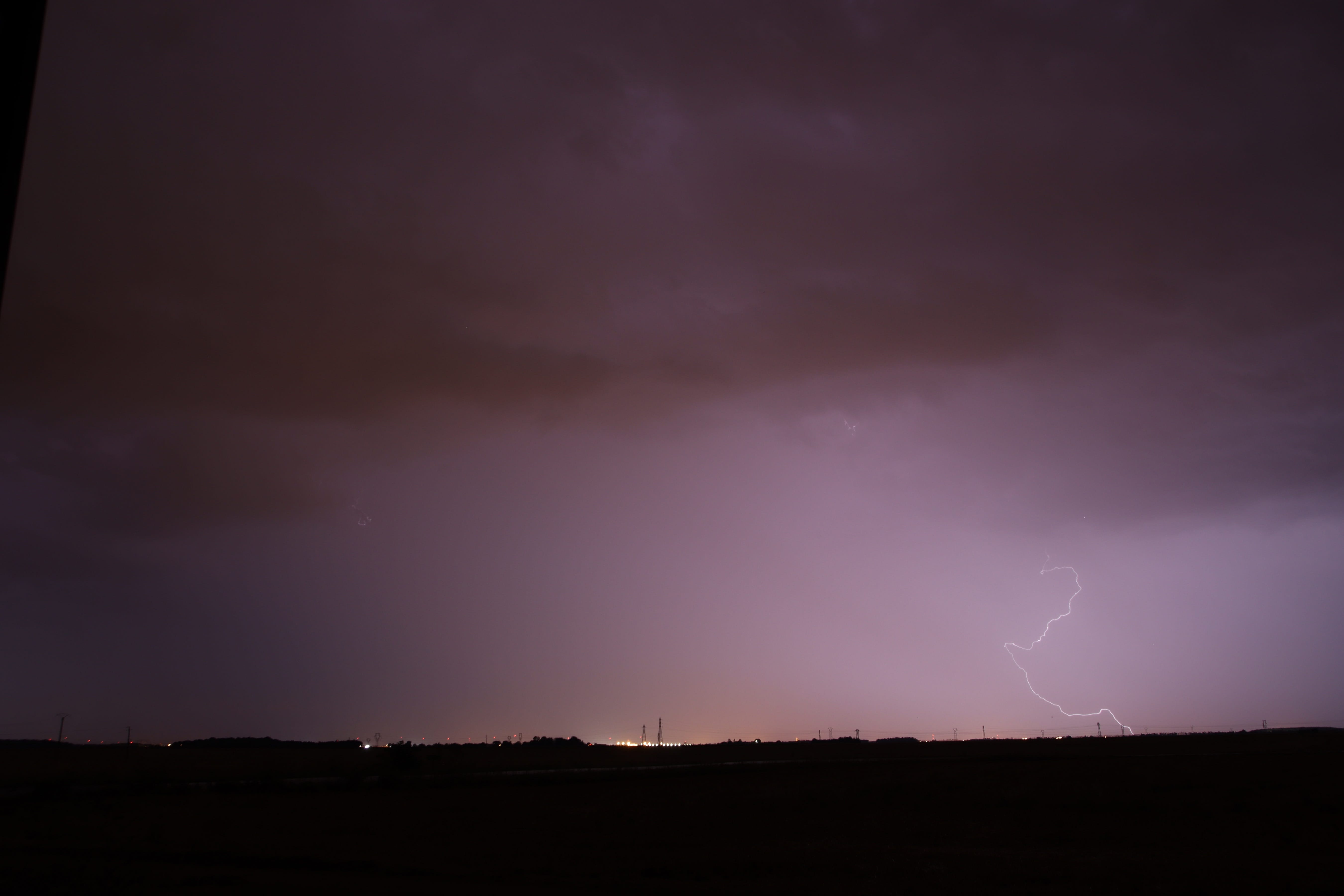 Face à deux situations, prendre la direction de Mehun-sur-Yèvre, l'orage y est particulièrement actif et virulent ou prendre la direction de Bourges. Finalement je file au sud de Bourges. Les orages sont déchaînés. Mais de ma position il y n'y a eu que très peu d'éclairs visibles, cachés par des tonnes d'eau. - 12/08/2020 23:50 - Bruno Creugny