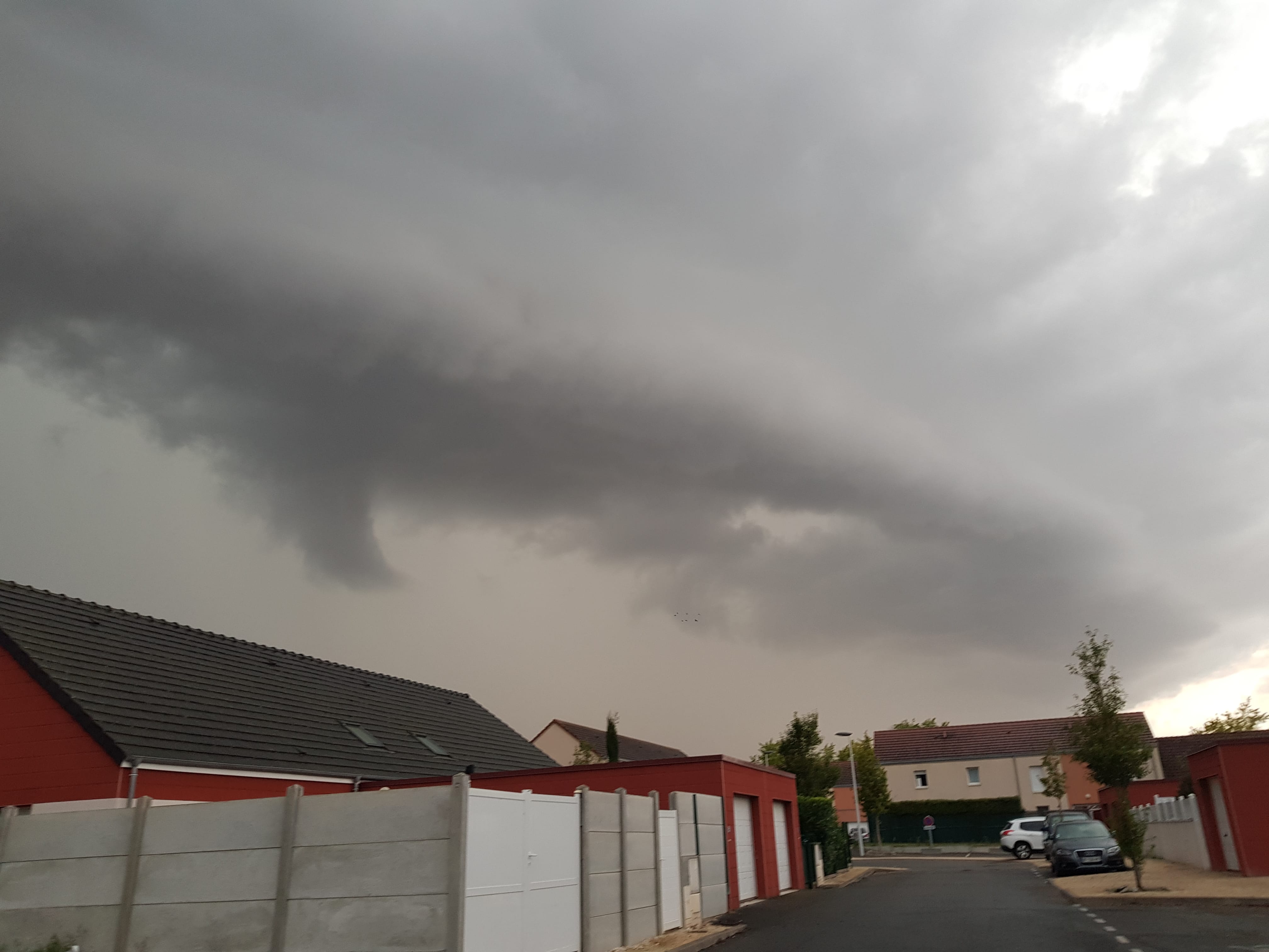 Arcus sur Issoudun (36). Très fortes rafales (dégâts) avec beaucoup de pluie. - 14/09/2021 19:40 - Andrea Pirrotta