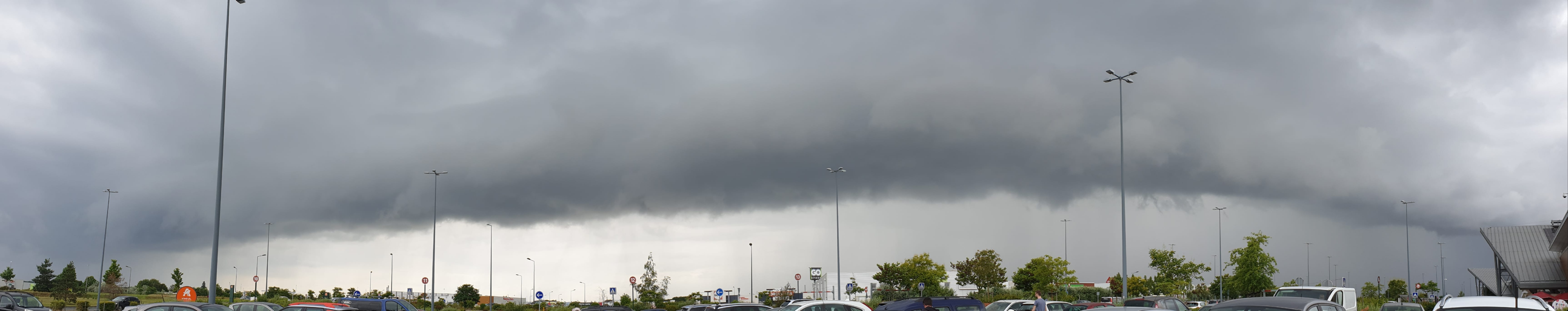 Arcus en fin de formation, capturé au parking du centre commercial de Vineuil, au sud de Blois. 
21°C avant les averses diluviennes. 14°C 20 minutes plus tard.
Averses supérieures à 10mm/h. La chaussée du Pont Charles de Gaulle traversant la Loire était submergée provoquant l'arrêt temporaire de la circulation pour les véhicules bas de caisse. - 16/06/2020 15:00 - Cédric Pelé