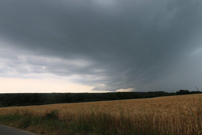 oilà un aperçu de la cellule orageuse qui a transité sur le Nord-Est du Cher en fin d'après-midi , probablement de nature supercellulaire.  

Pour information,  ma station météo Davis Vantage pro2 étant situé sur son passage a enregistré 24mm en 1h et une rafale max a 81km/h  . - 17/06/2021 19:00 - Jean Matthieu GAROT