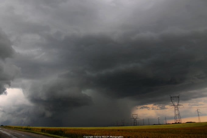 Arrière de la SC en Eure-et-Loir qui aura lâché une belle amorce de tornade non loin de Toury (voir capture vidéo). Cellule très rotative dans son ensemble avec plusieurs rabaissement. - 19/06/2021 16:00 - Kévin FILLIN