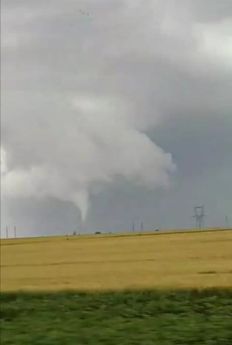 Arrière de la SC en Eure-et-Loir qui aura lâché une belle amorce de tornade non loin de Toury (voir capture vidéo). Cellule très rotative dans son ensemble avec plusieurs rabaissement. - 19/06/2021 16:00 - Kévin FILLIN