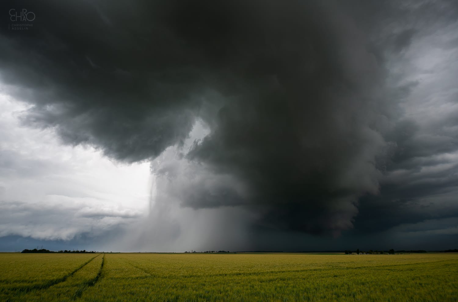 Ambiance de folie à l'arrière de la supercellule qui a traversé la Beauce en ce 19 Juin 2021 avec contrastes très marqués et rideau de grêle hyper dense. Image prise environ 15 minutes avant la furtive tornade. - 19/06/2021 15:51 - Christophe Asselin