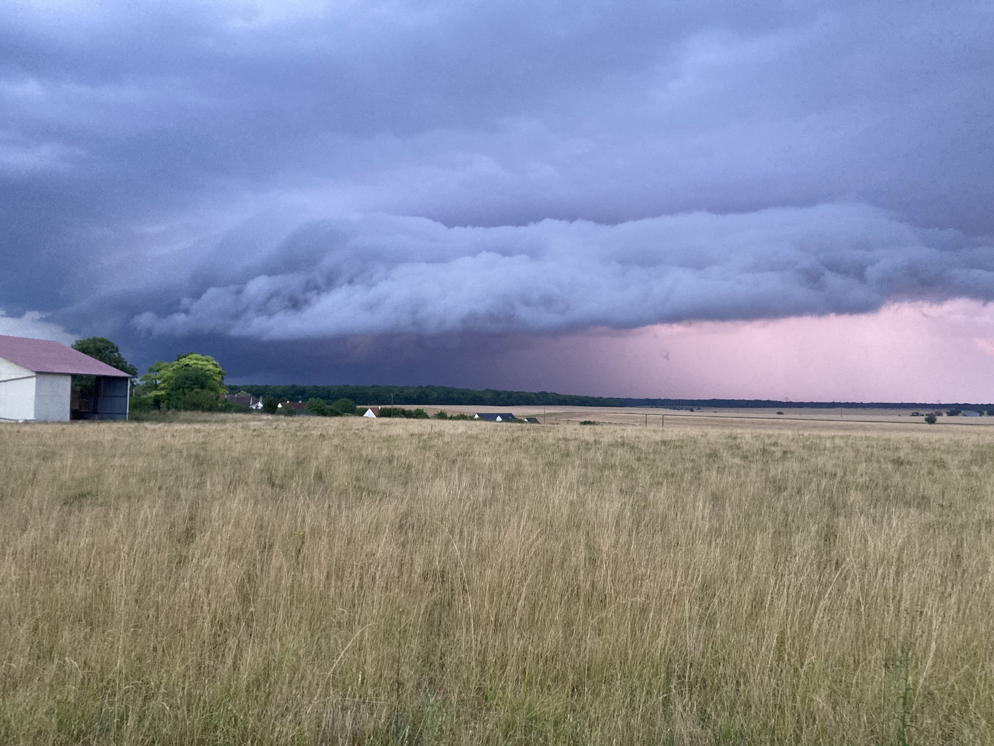 Orage au dessus de la ville de Bourges vu de Plou (20km à l’ouest) - 21/06/2022 22:40 - Thomas Reniaut