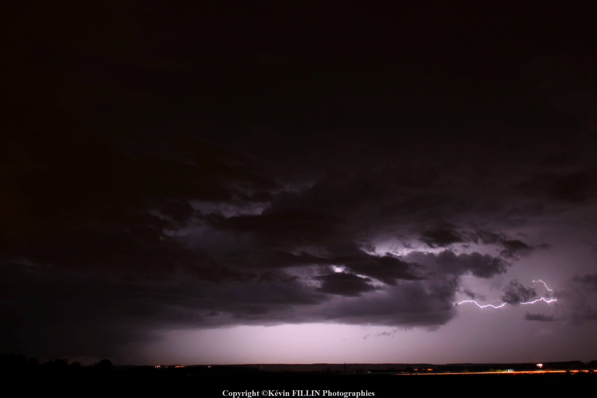 Dans la soirée du 22 Octobre, un orage a pris forme dans les plaines des Deux-Sèvres en remontant tranquillement vers l'Indre-et-Loire par flux de Ouest-Sud-Ouest. - 22/10/2020 20:55 - Kévin FILLIN
