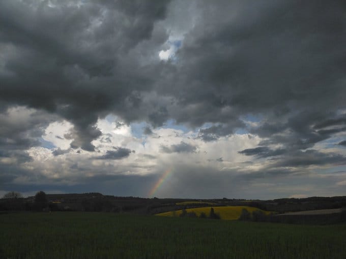 Superbe averse orageuse ce soir sur le Perche en Eure-et-Loir à Vichères avec un magnifique arc-en-ciel. - 23/04/2022 17:00 - Dimitri MONIN