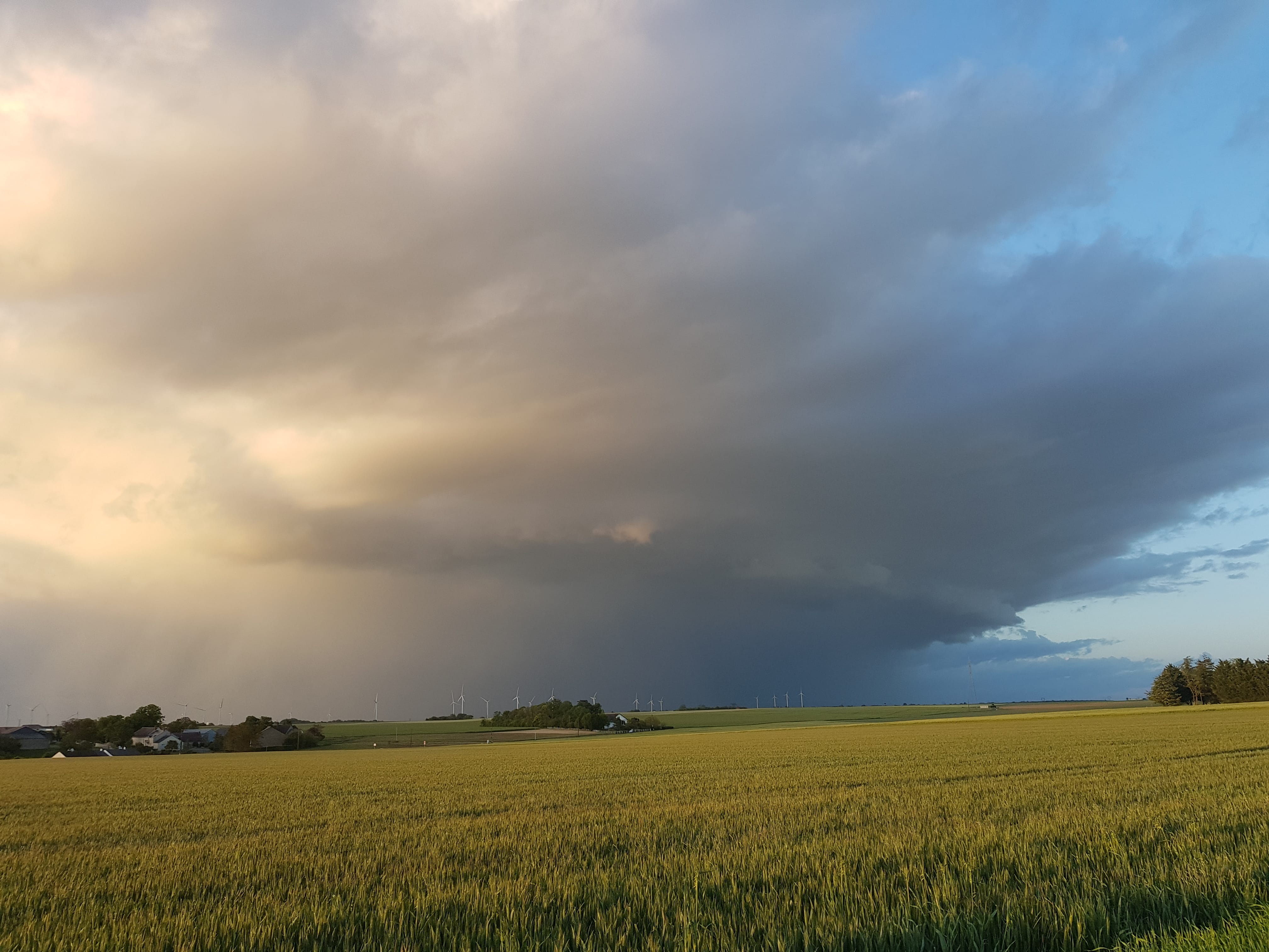 Cumulonimbus avec arcus + un rideau de grêle dessous à Issoudun. - 24/05/2021 21:01 - Andrea Pirrotta