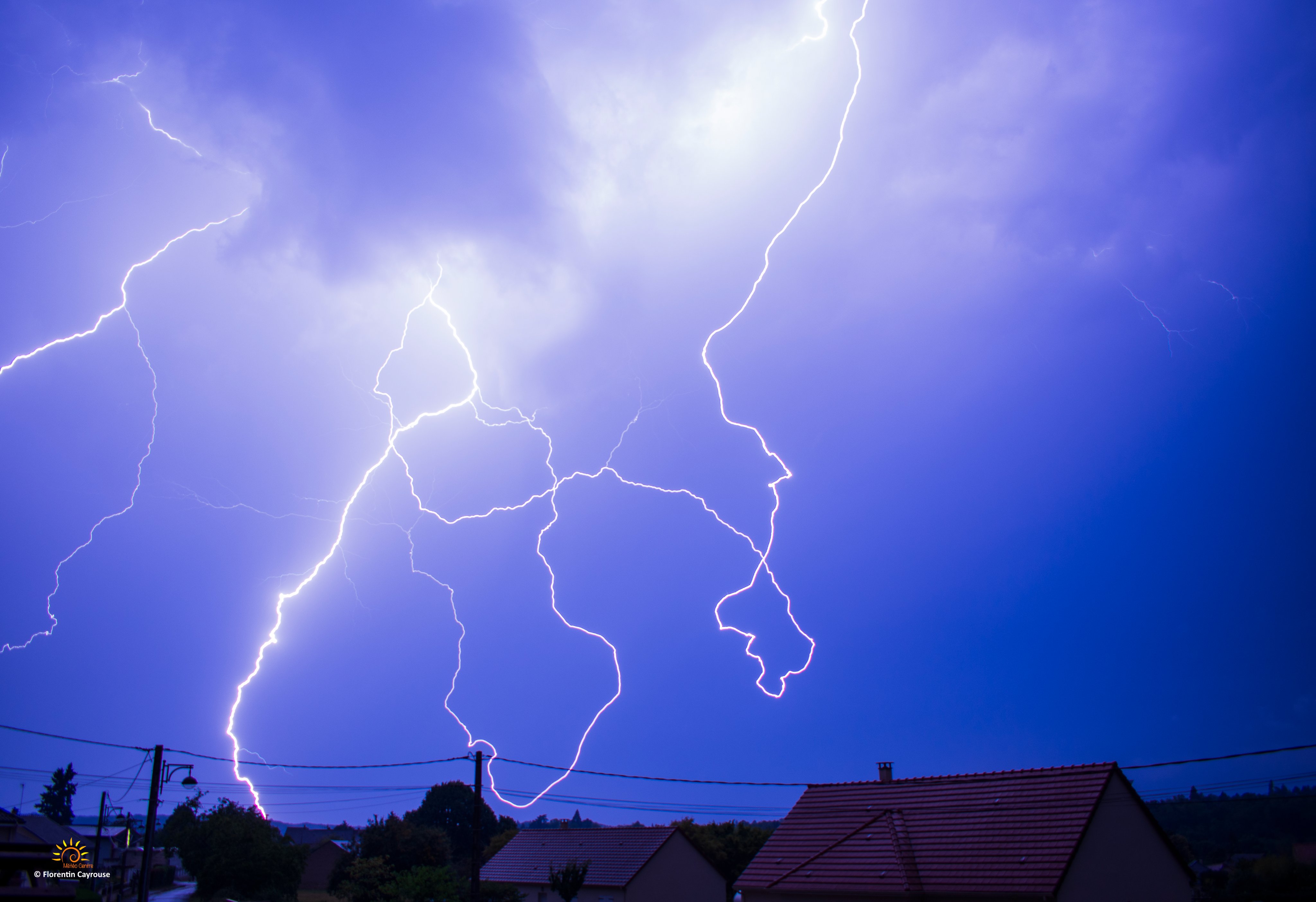 Nuit du 24 au 25 août 2023 orageuse dans l'Indre
Eclairs particulièrement esthétiques photographiés depuis Argenton-sur-Creuse, ce vendredi, vers 4h du matin. - 25/08/2023 04:00 - Florentin CAYROUSE
