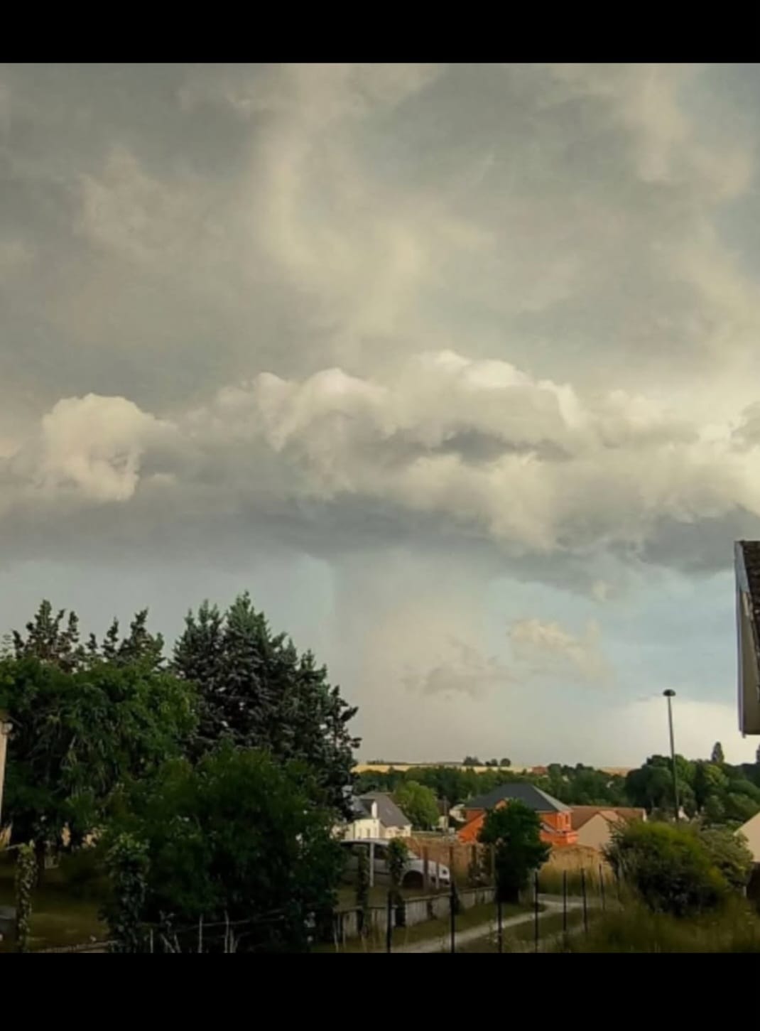 Événement ressemblant à une tornade ayant causé de nombreuses destructions (tuiles, toits, arbres...) le jour du derecho en France le 25 juin dernier. Description du phénomène : pluie intense + très fortes bourrasques sur une petite zone (quelques km) et dans un temps très limité (quelques minutes). Quelqu'un peut-il me dire de quel type de phénomène il s'agit réellement ? Merci d'avance. - 25/06/2025 19:00 - Sylvain Desmaison