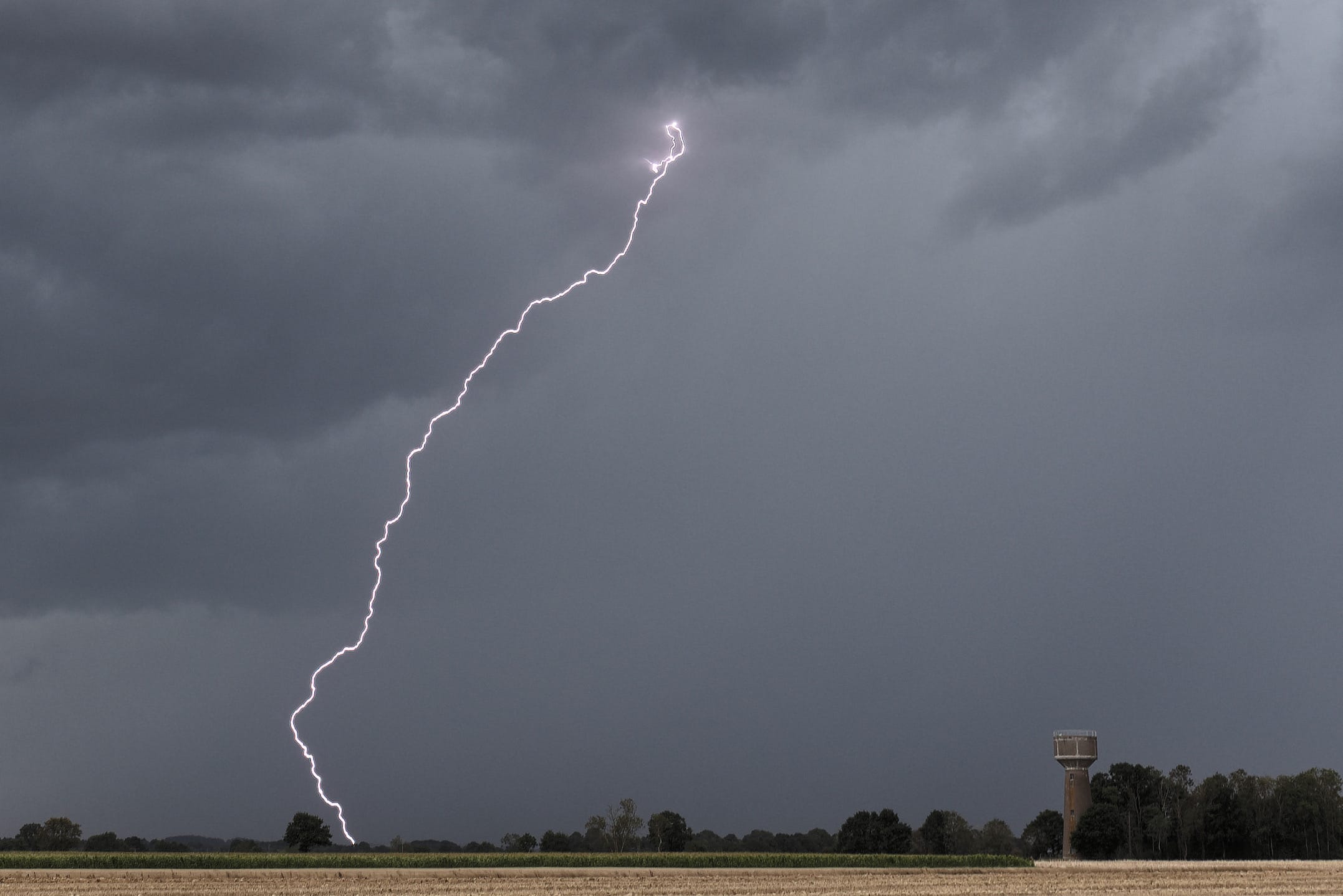 Quelques impacts de foudre dans les Orages d’air froid Ici dans le Perche du côté de Fontaine-Simon. - 28/08/2020 17:00 - Alain Leprevost