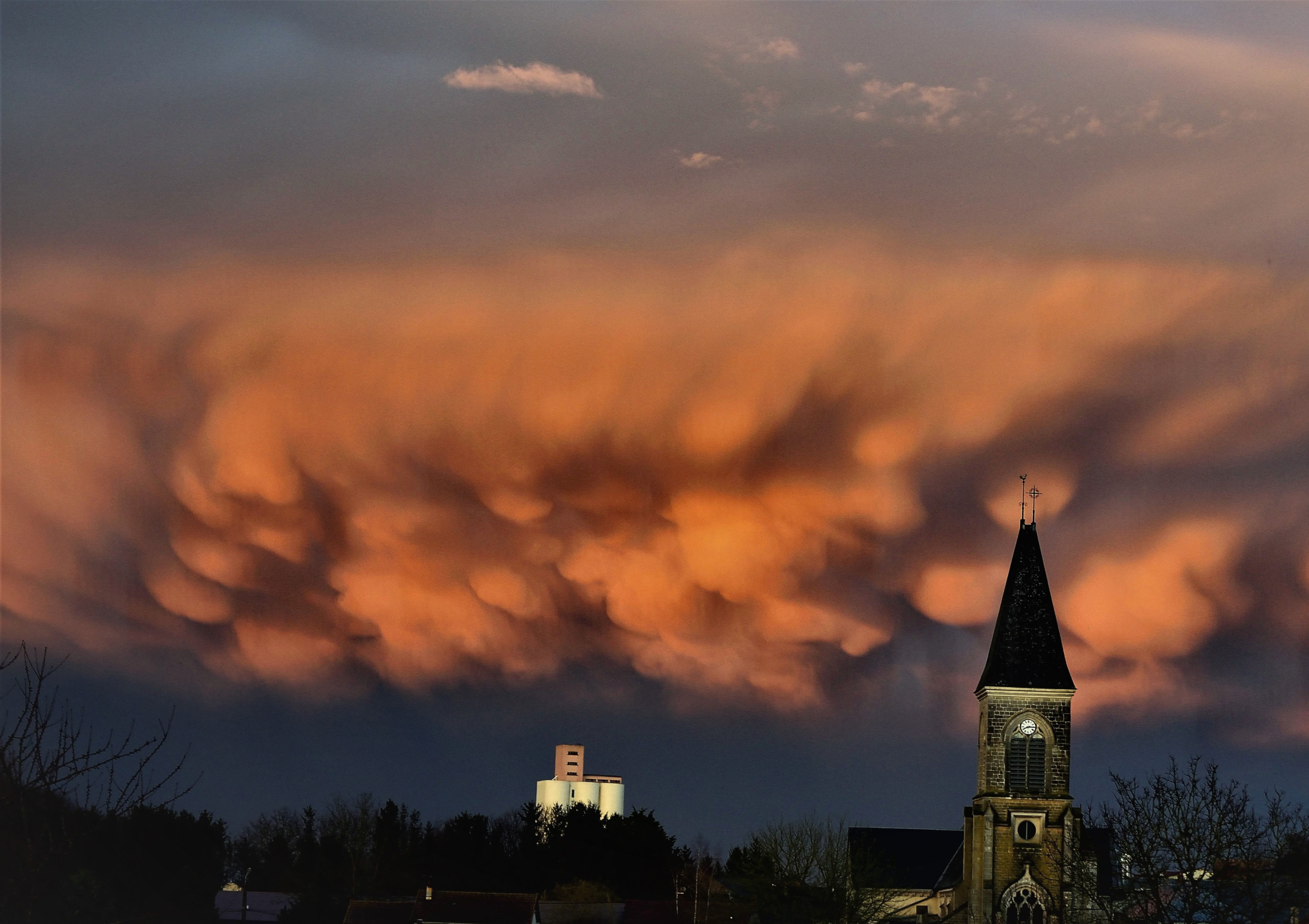 Mammatus observés au coucher du soleil à Saint-Loup-en-Champagne (08) - 03/04/2018 20:03 - jean fromentin