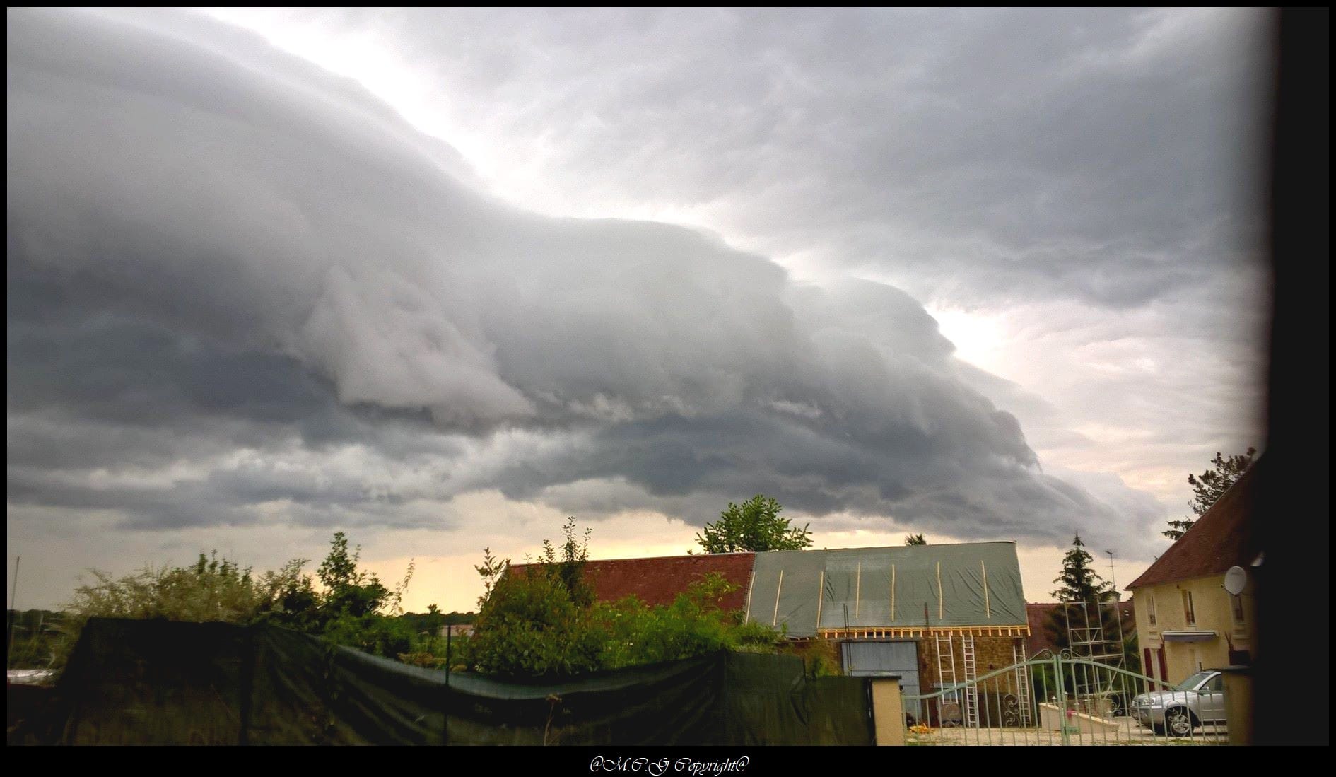 Superbe arcus en formation sur le secteur de Chaource ( 10) . Des fortes rafales de vents lors de son passage .

S'en suivra beaucoup de pluie . La cellule prendra la direction de la Haute Marne ou elle lâchera des coups de tonnerre et des éclairs mais le tout noyé dans la pluie . Des routes sont inondées en ville , les fossés débordent sur les routes . - 09/07/2017 00:00 - marie christine guerin