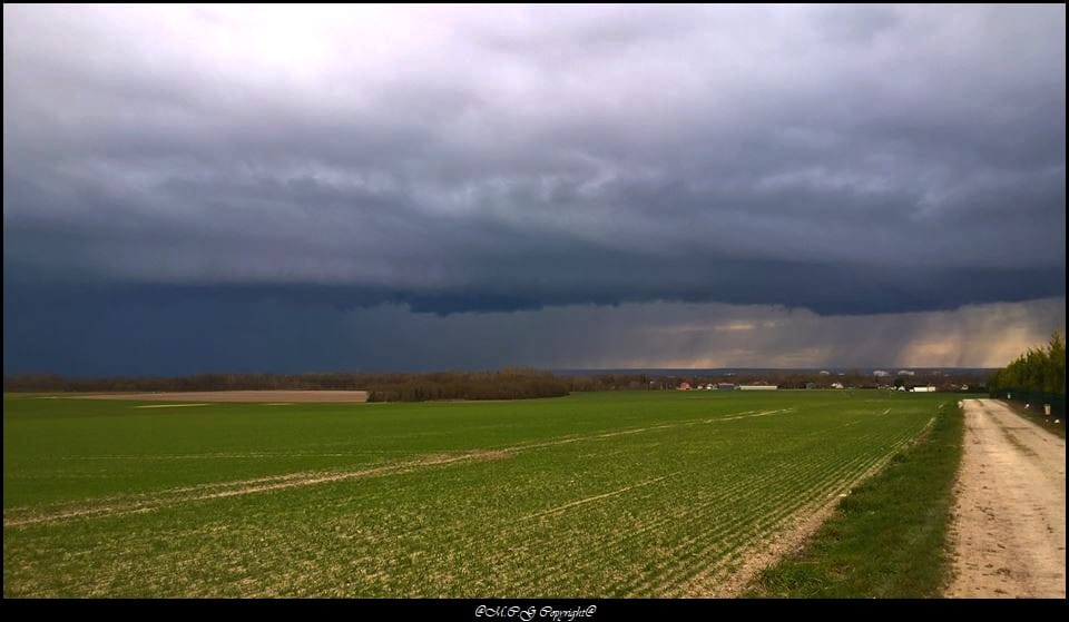 Averse orageuse a Troyes ( 10) . Des éclairs totalement noyés par les précipitations intenses .

Premier orage de l'année le 11 Mars . - 11/03/2018 18:14 - marie christine guerin