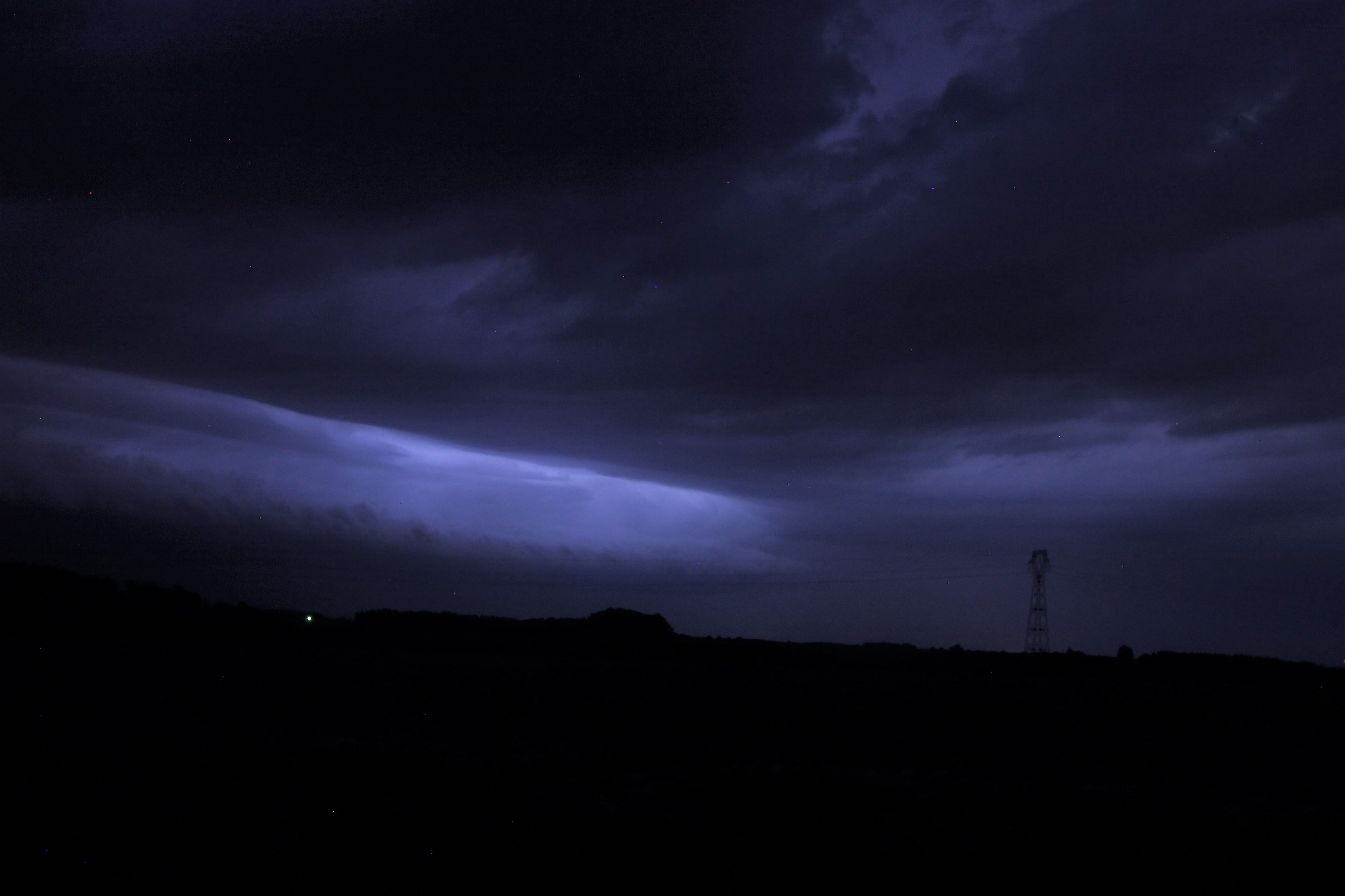 Frédéric, chasseur d'orages dans la Meuse, président de l'association Les Colères du Ciel de Lorraine.  photo de l'arcus à  THIEBLEMONT-FAREMONT - 12/05/2018 21:28 - Frédéric LEJAILLE