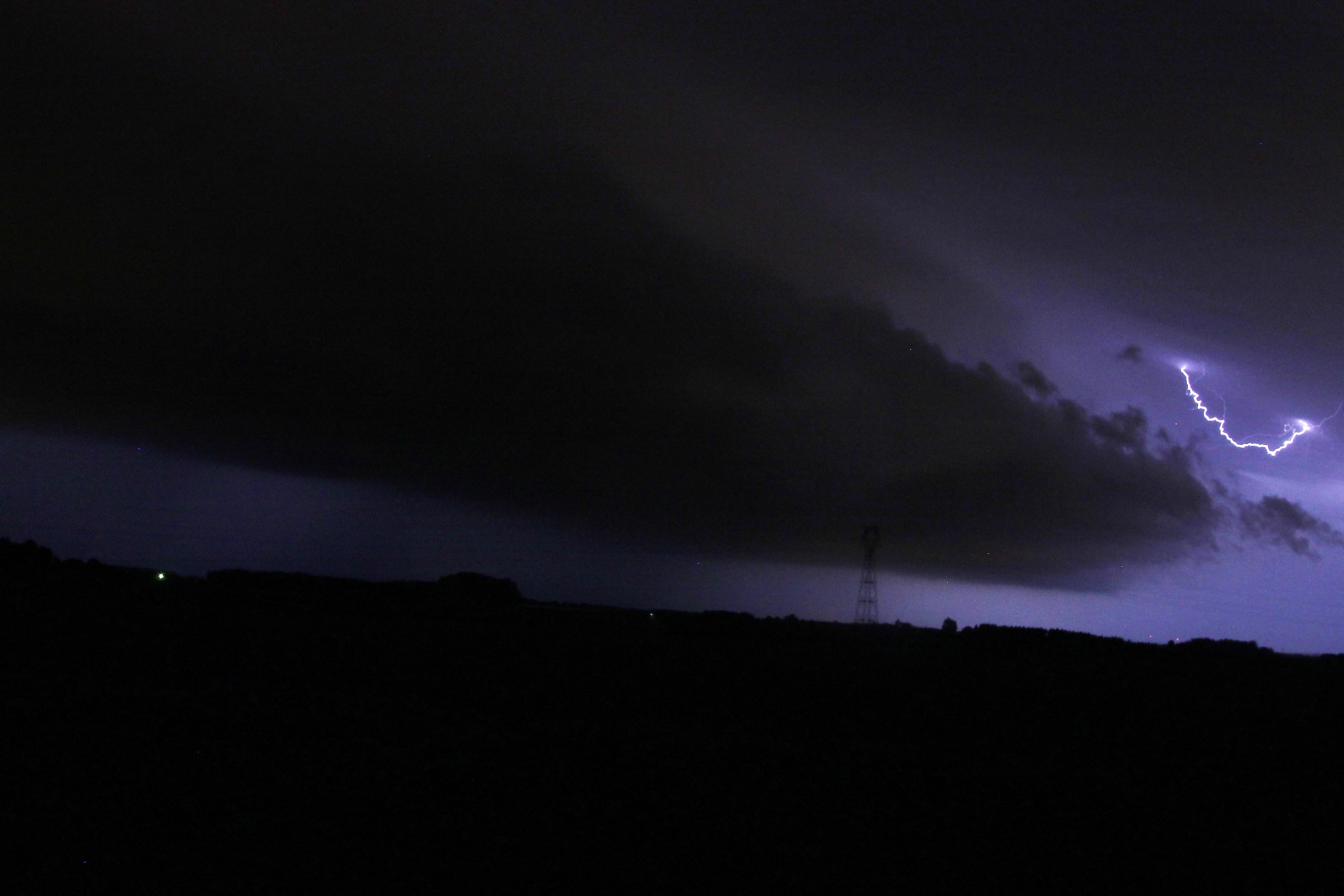 Frédéric, chasseur d'orages dans la Meuse, président de l'association Les Colères du Ciel de Lorraine.  photo de l'arcus à  THIEBLEMONT-FAREMONT - 12/05/2018 21:38 - Frédéric LEJAILLE