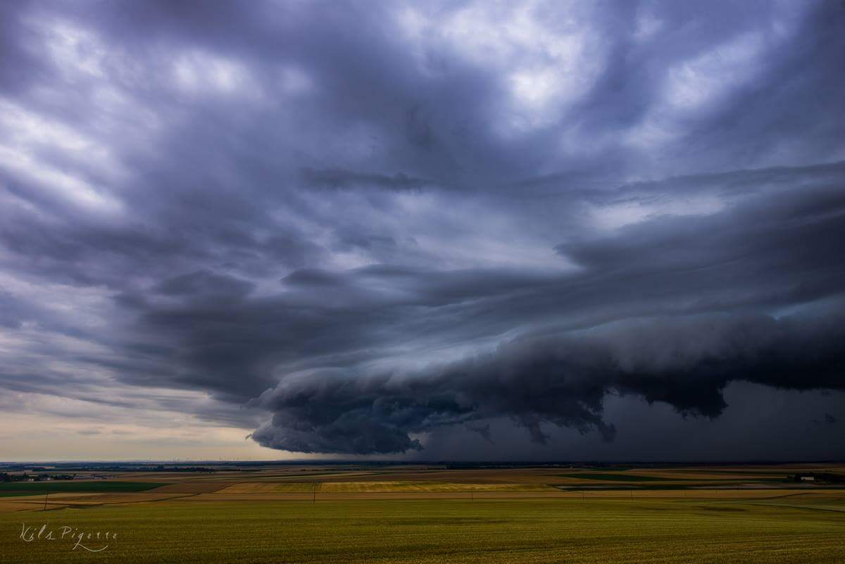 Quand la nature montre ses griffes....

Arcus en plaine champenoise à la sortie de Sézanne (51) - 27/06/2017 20:30 - Nils Pigerre