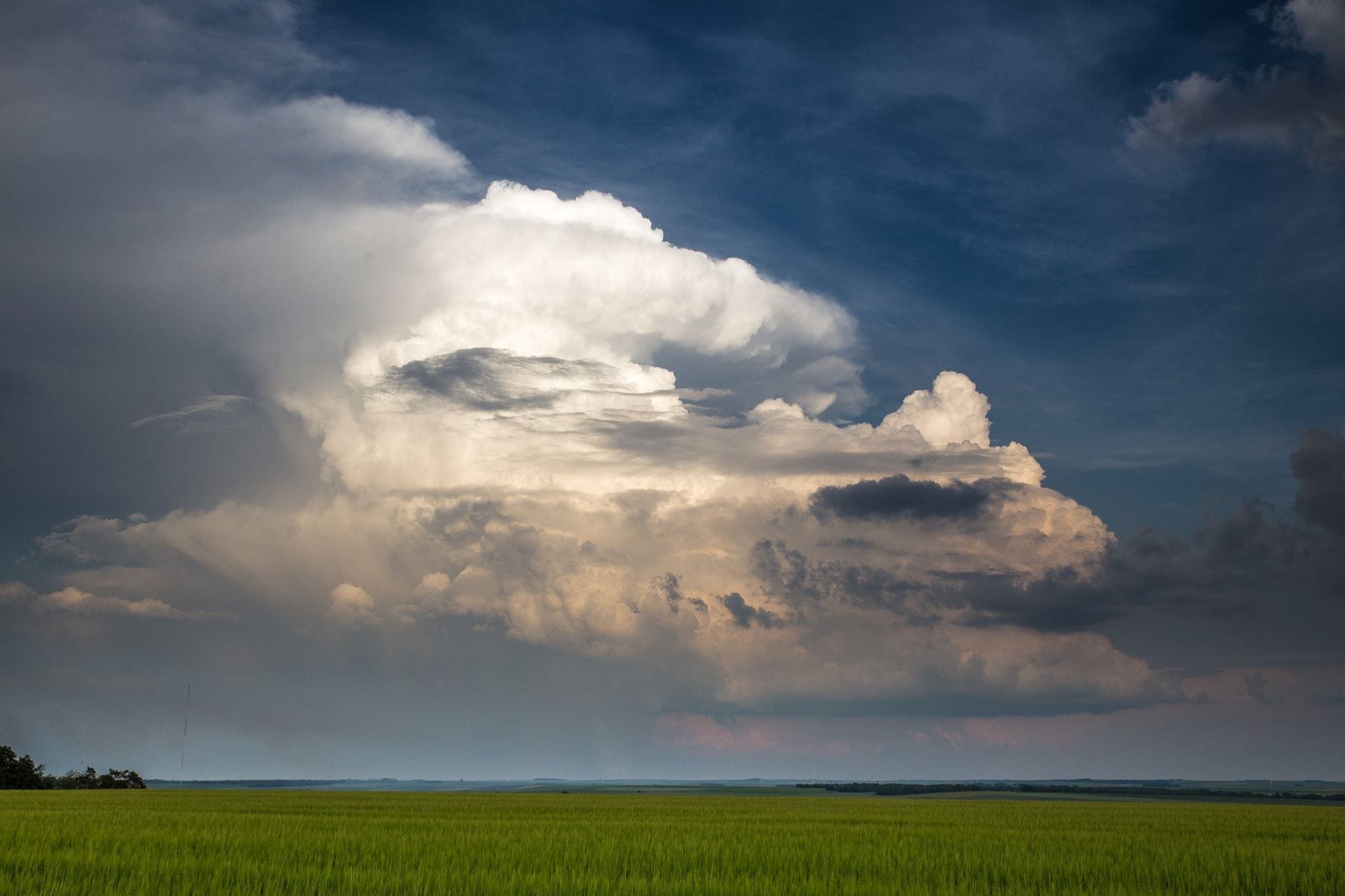 Cumulonimbus en pleine explosion hier soir dans les Ardennes, mais qui n'aura pas survécu par manque d'alimentation. - 27/05/2017 19:00 -  ARNAUD