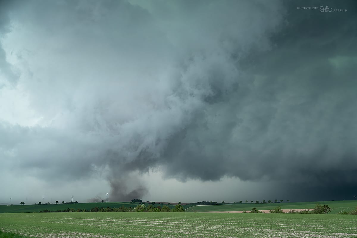 Tornade dans la Marne, observée sous une supercellule particulièrement vigoureuse. Le phénomène a perduré environ 2 minutes, sans jamais présenter de condensation mais avec un buisson très marqué. - 29/04/2018 18:01 - Christophe Asselin