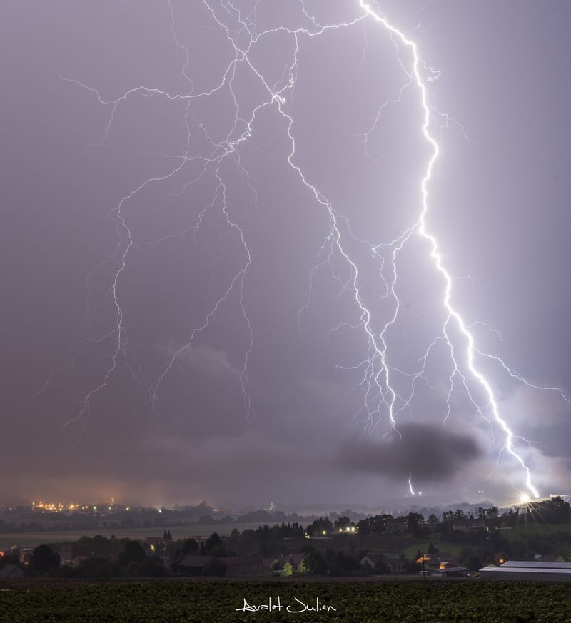 SAMEDI 30 SEPTEMBRE 2017 (Marne) 51.
Il y a des fins de saison pas comme les autres !
Ici impacts ramifiés proches et surtensions plongeant une partie de la ville dans l'obscurité juste après ce cliché, suivi d'autres impacts tout aussi proches à 360° autour de nous pendant plusieurs minutes. - 30/09/2017 03:00 - Julien Avalet