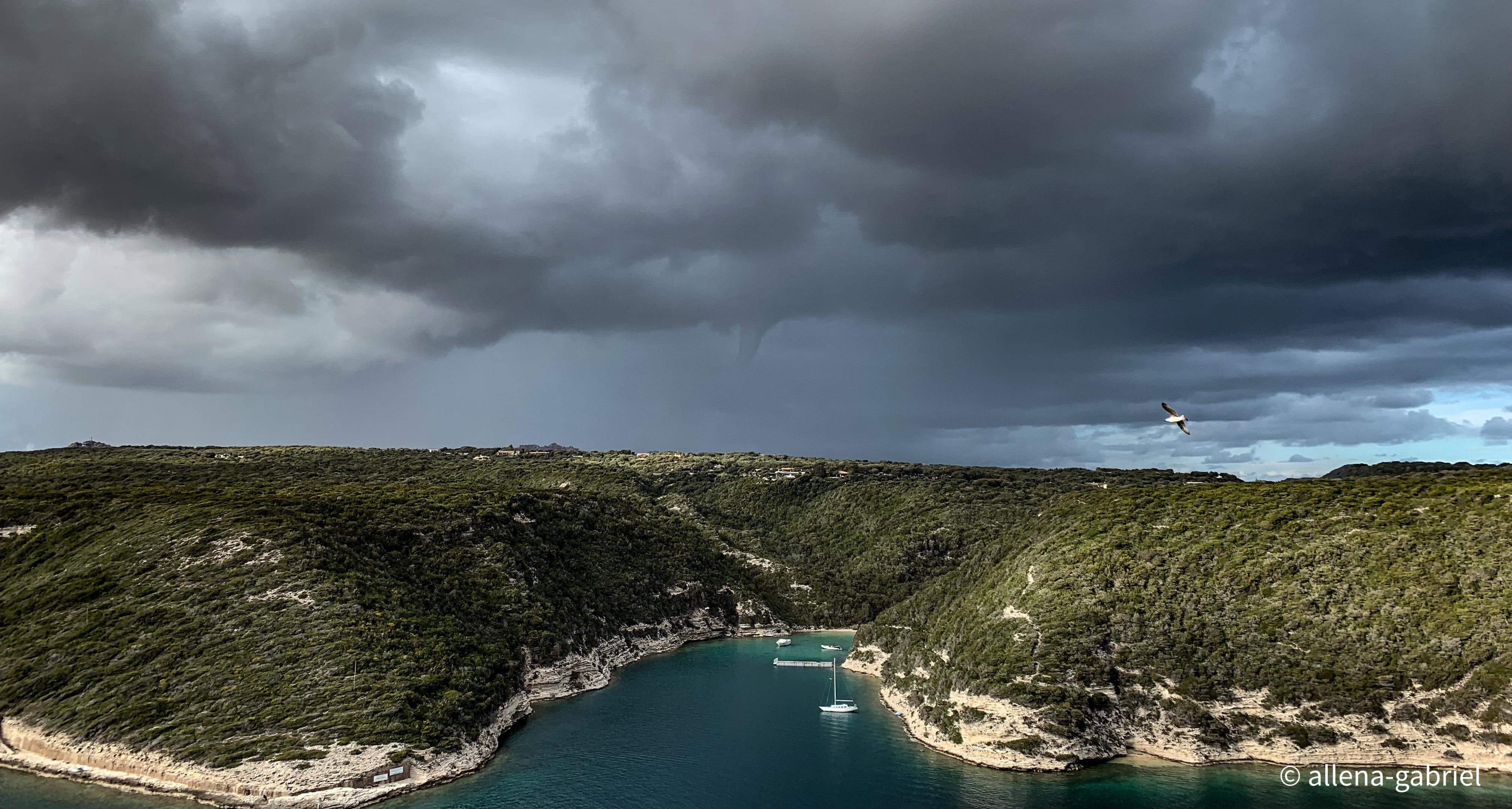 Une tuba a été pris ce jours de Bonifacio à 17h21 par un ami Gabriel Allena qui m à autoriser à vous en faire part cela s est passer sous la cellule orageuse qui était entre Bonifacio et Figari - 07/04/2019 17:21 - Frederic Cesari