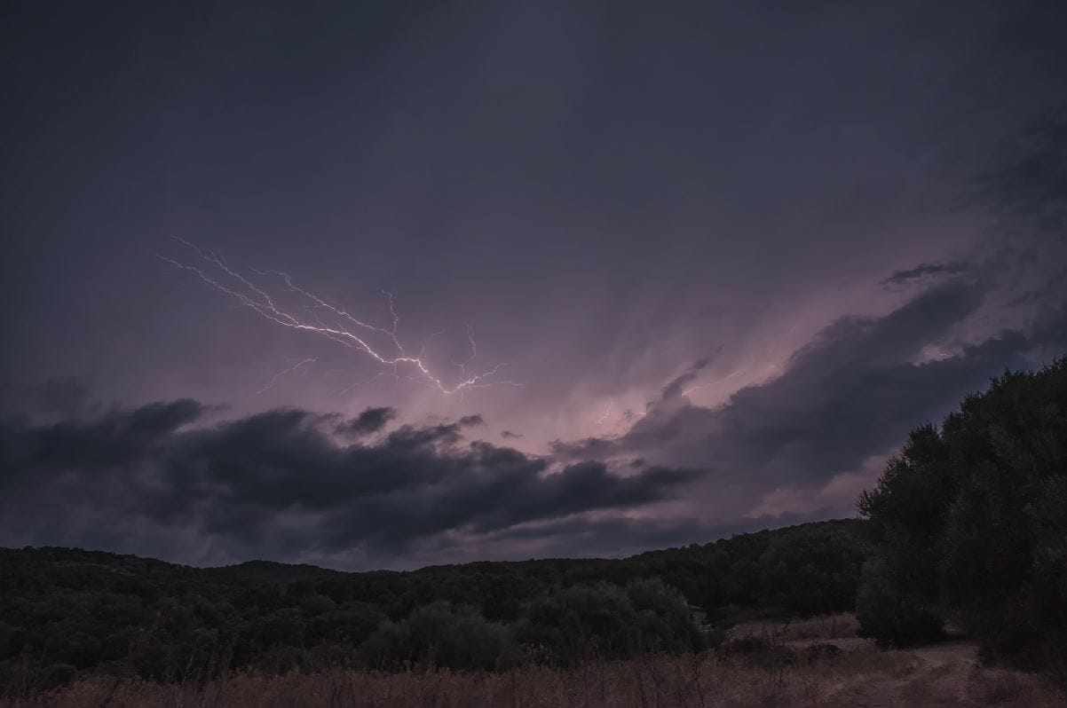 Passage orageux très électrique mais rapide sur le sud corse, (Sartène) au levé du jour : sous-couche masquant les éclairs - 14/08/2018 06:00 - Michel Mattei