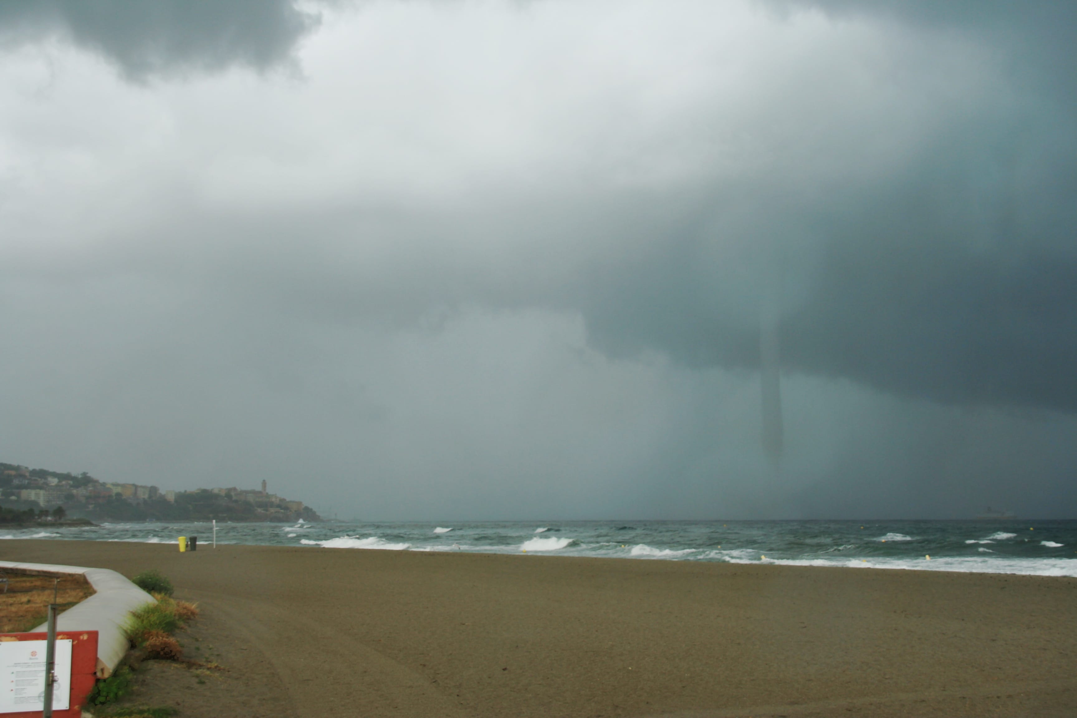 la 3ème trombe bastiaise (sur 4, la dernière était cachée par un rideau de pluie; celle d'avant a dégénéré en tornade). - 15/07/2019 12:15 - Sylvestre SISCO