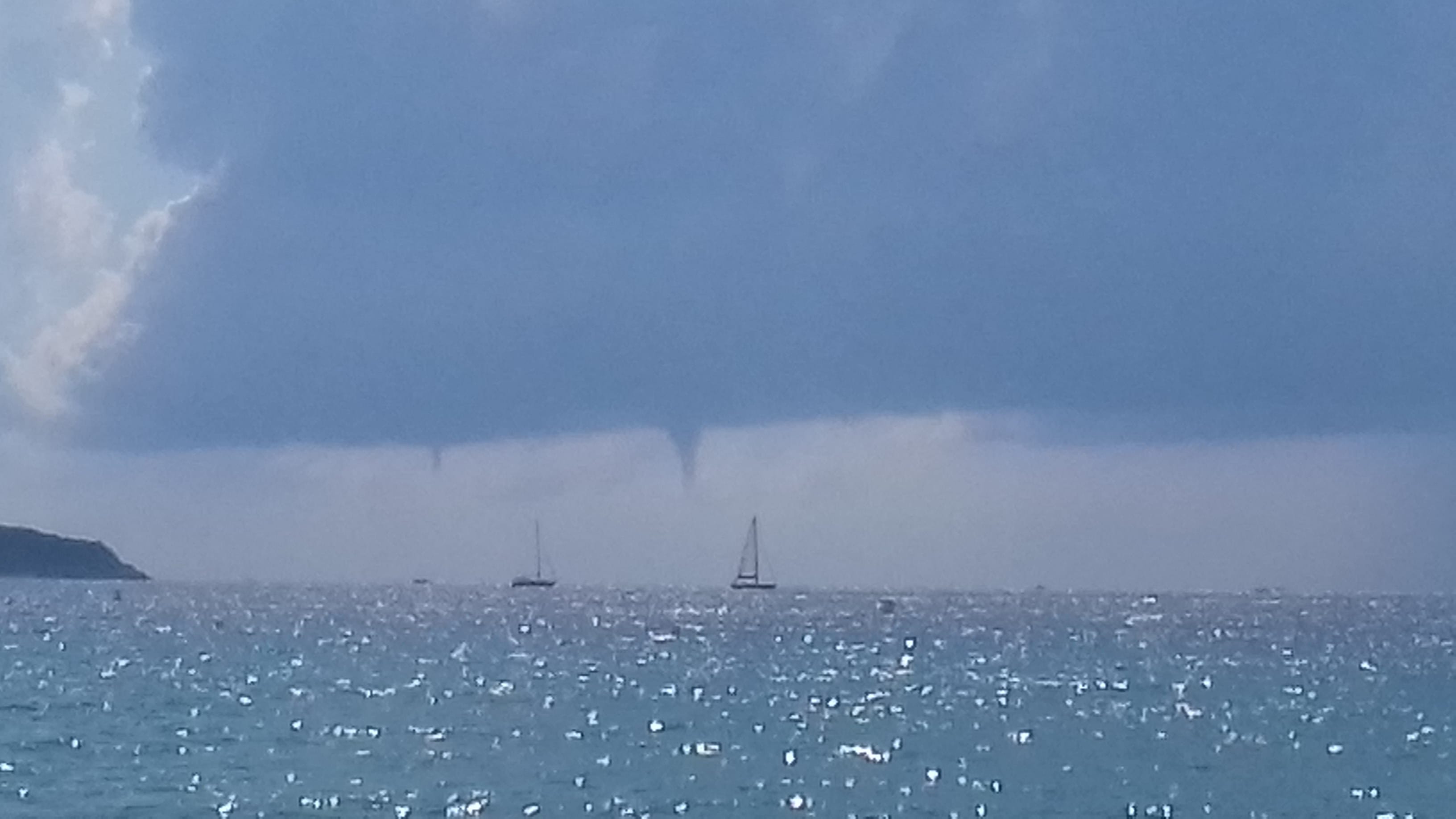 Plusieurs trombes marines observées au large de la Corse (Palombaggia). Il y en a eu au total 7, dont plusieurs avec contact sur l'eau  (non visible sur les photos car prisent avec le portable). - 18/08/2018 11:15 - Paul-Aimé HEURLIER