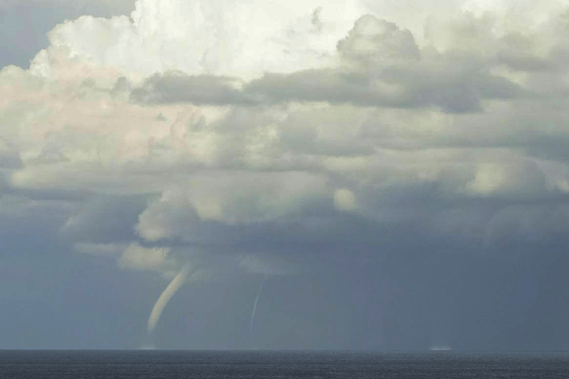 Trois trombes marines observées vers 18h en Corse, au large de Lumio. - 18/09/2016 20:00 - Philippe SERVONNET