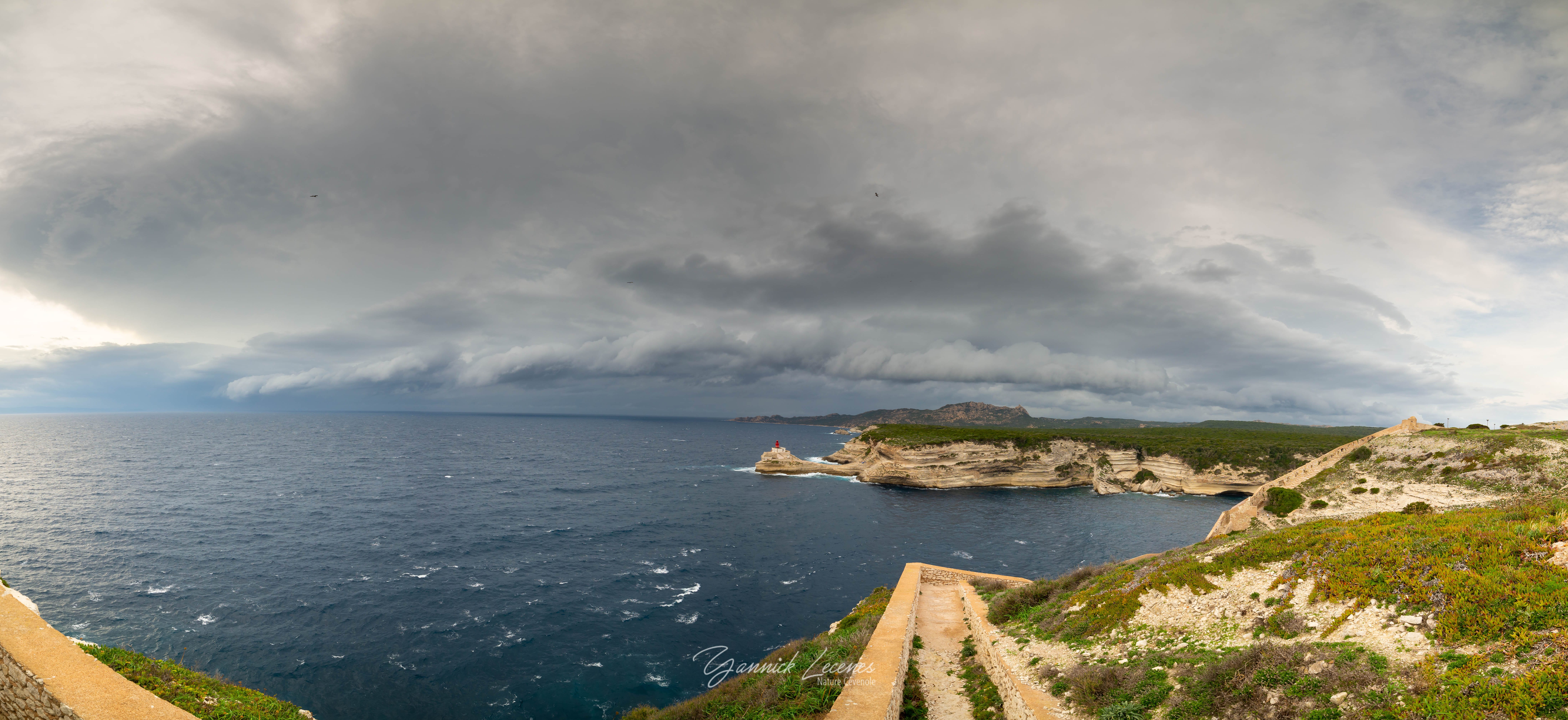 Arcus arrivant sur bonifacio (corse du sud) lors de la dégradation du Lundi 26 octobre - 26/10/2020 16:00 - YANNICK LECENES