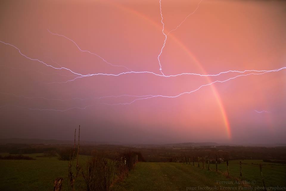 Les lumières sont tout à fait spectaculaire surtout quand l'activité électrique est encore présente en compagnie d'un magnifique arc en ciel dans un ciel de feu. - 04/04/2018 20:00 - Ferreux Family Photographies