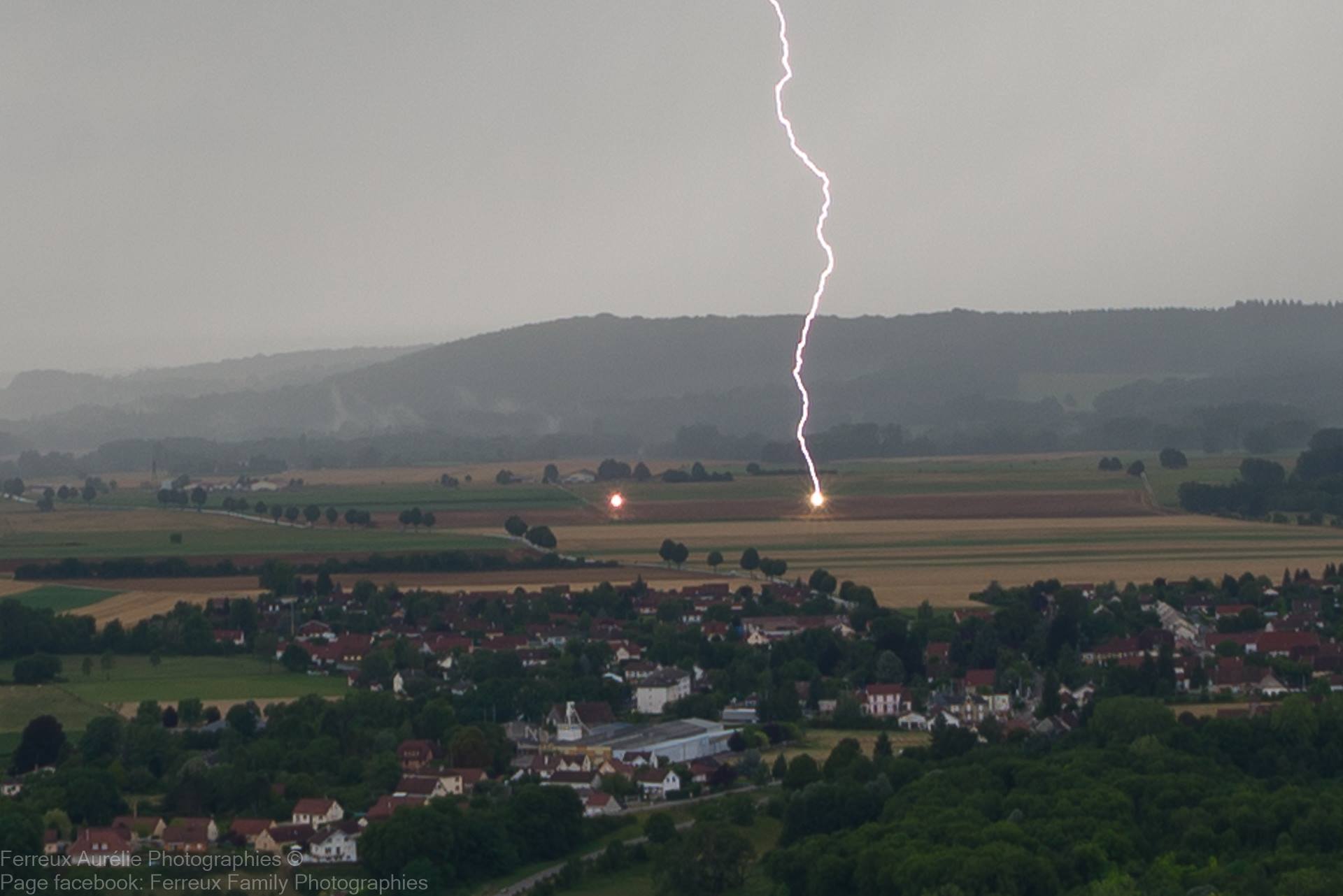 Impact de foudre proche de Château-Chalon dans le Jura sur un pylône électrique provoquant un amorçage à deux points différents. - 09/07/2017 17:00 - Aurélie FERREUX