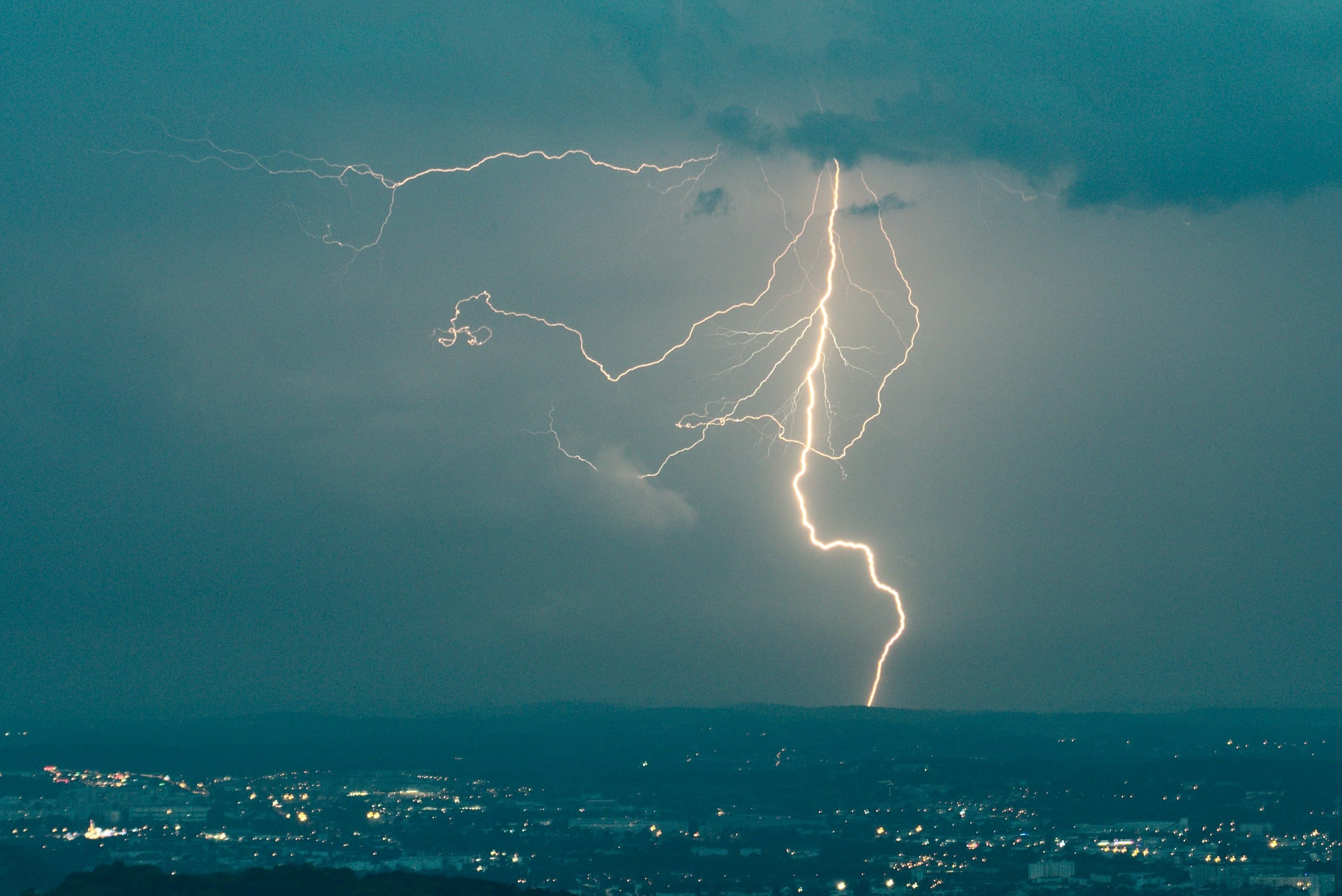 Orage nocturne sur Dole vu depuis le belvédère de Montfaucon près de Besançon. - 09/05/2018 21:20 - Clement Eustache