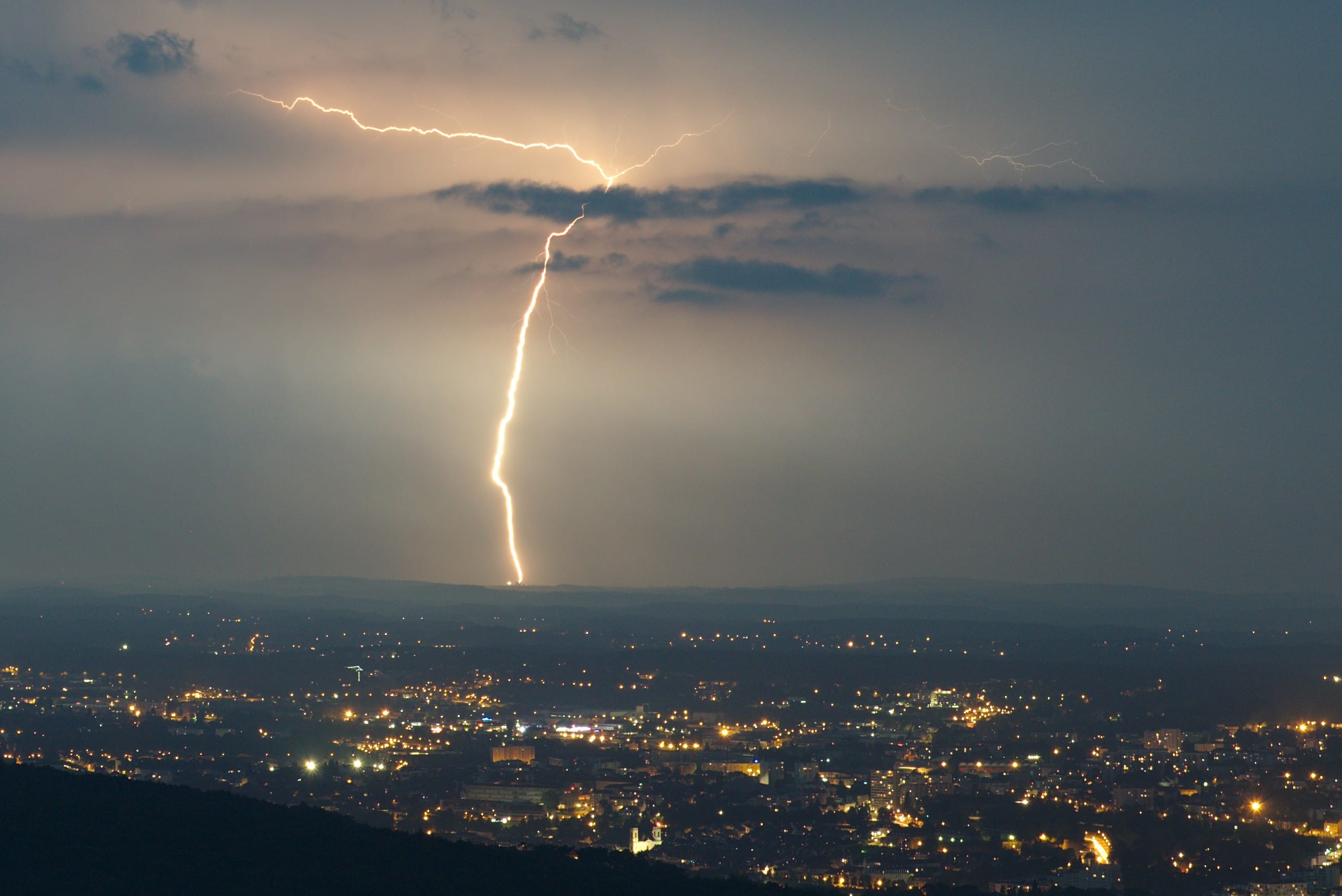 Orage nocturne sur Dole vu depuis le belvédère de Montfaucon, près de Besançon. - 09/05/2018 21:40 - Clement Eustache