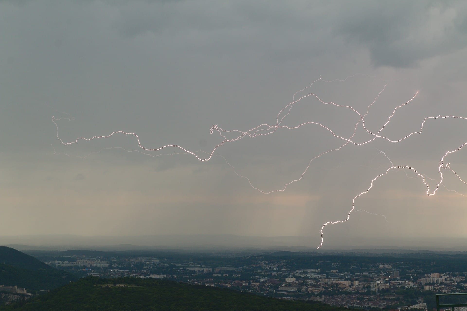 Foudre surprenant lors d'un orage sur Besançon, vu depuis Montfaucon. - 12/05/2018 19:15 - Clement Eustache