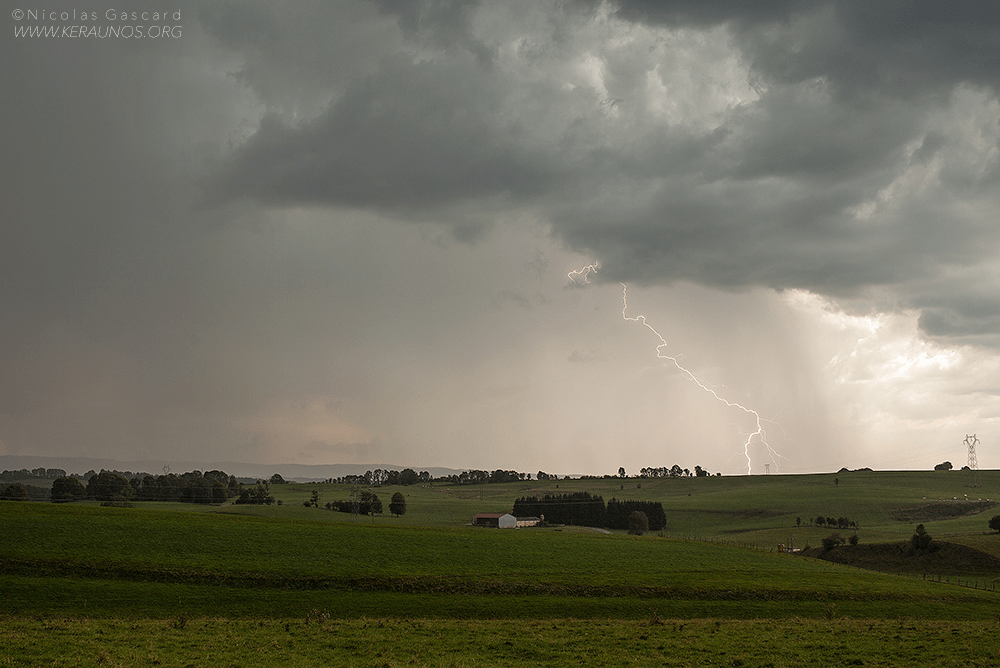 Impact de foudre à l'arrière d'un orage stationnaire sur le plateau du Haut Doubs (Frasne) - 12/09/2016 19:00 - Nicolas GASCARD