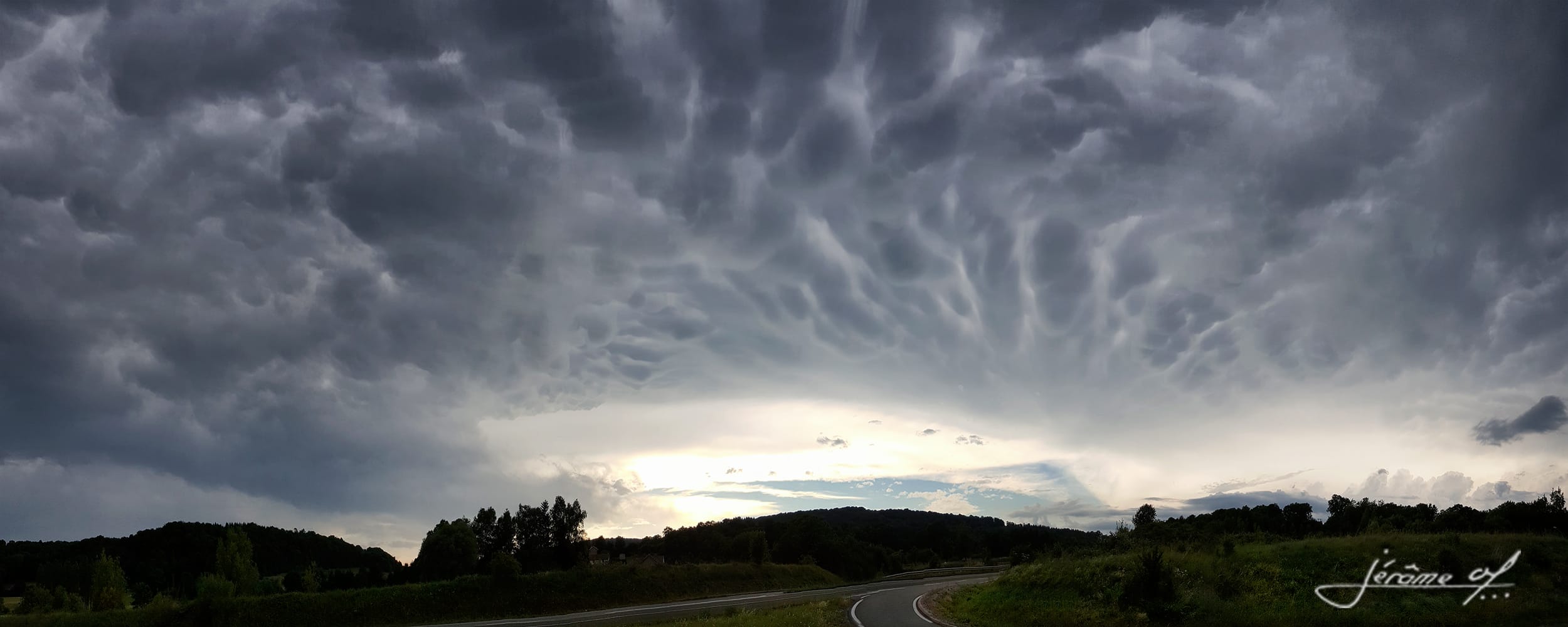 Traine d'enclume avec mammatus à Héricourt (10 km au sud de Belfort) - 15/06/2017 18:30 - Jérôme METTETAL