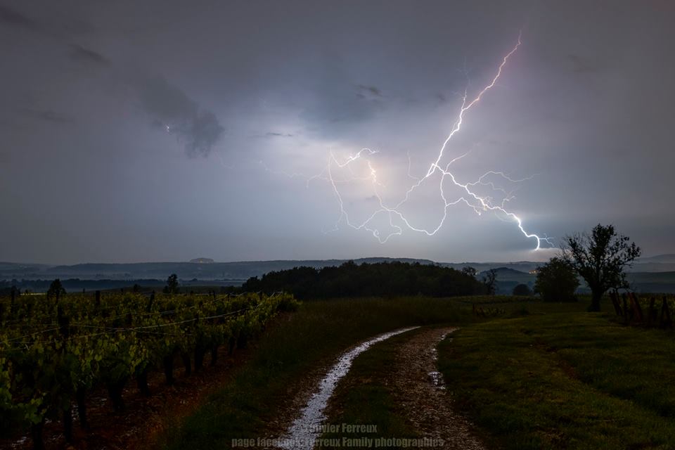 Orage plutôt électrique sur la ville d'Arc-et-Senans dans le Jura - 15/05/2018 20:00 - Ferreux Family Photographies