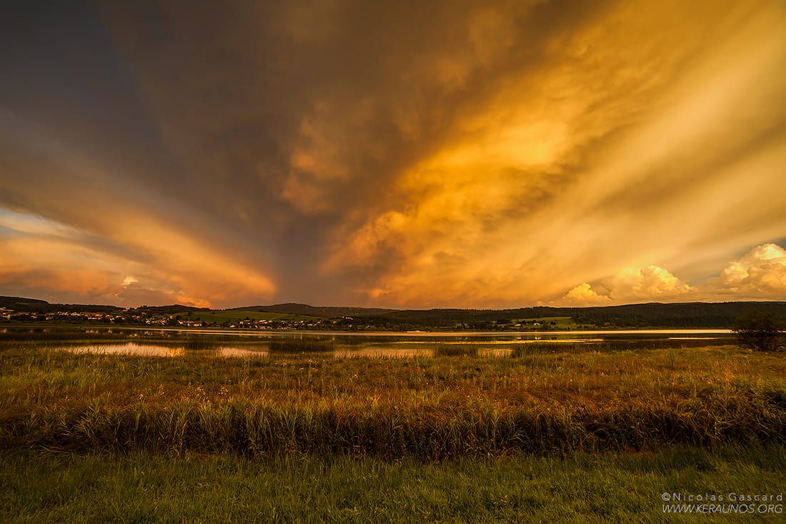Lumière post-orageuse remarquable, photographiée dans le Haut-Doubs, sur le lac de Remoray. - 16/08/2016 23:00 - Nicolas GASCARD