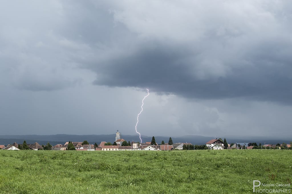 Gros orages à répétition sur la vallée de Drugeon avec nombreux coups de foudre ainsi que plusieurs abaissements en rotation.
L'air chaud et humide des lacs et tourbières de cette région favorise et renforce l'instabilité convective. - 21/07/2017 17:00 - Nicolas GASCARD